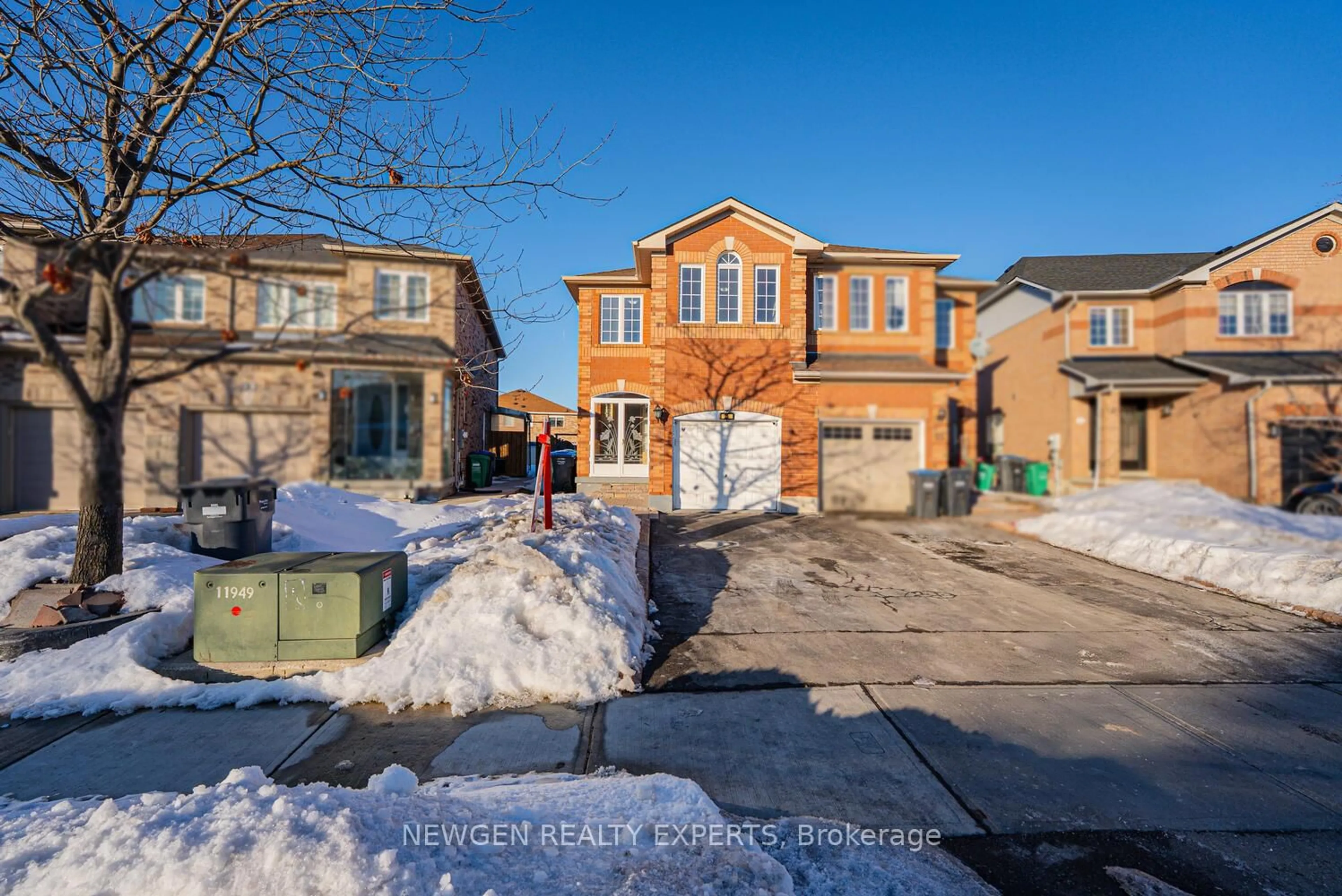 A pic from outside/outdoor area/front of a property/back of a property/a pic from drone, street for 23 Whiteface Cres, Brampton Ontario L6X 4W6
