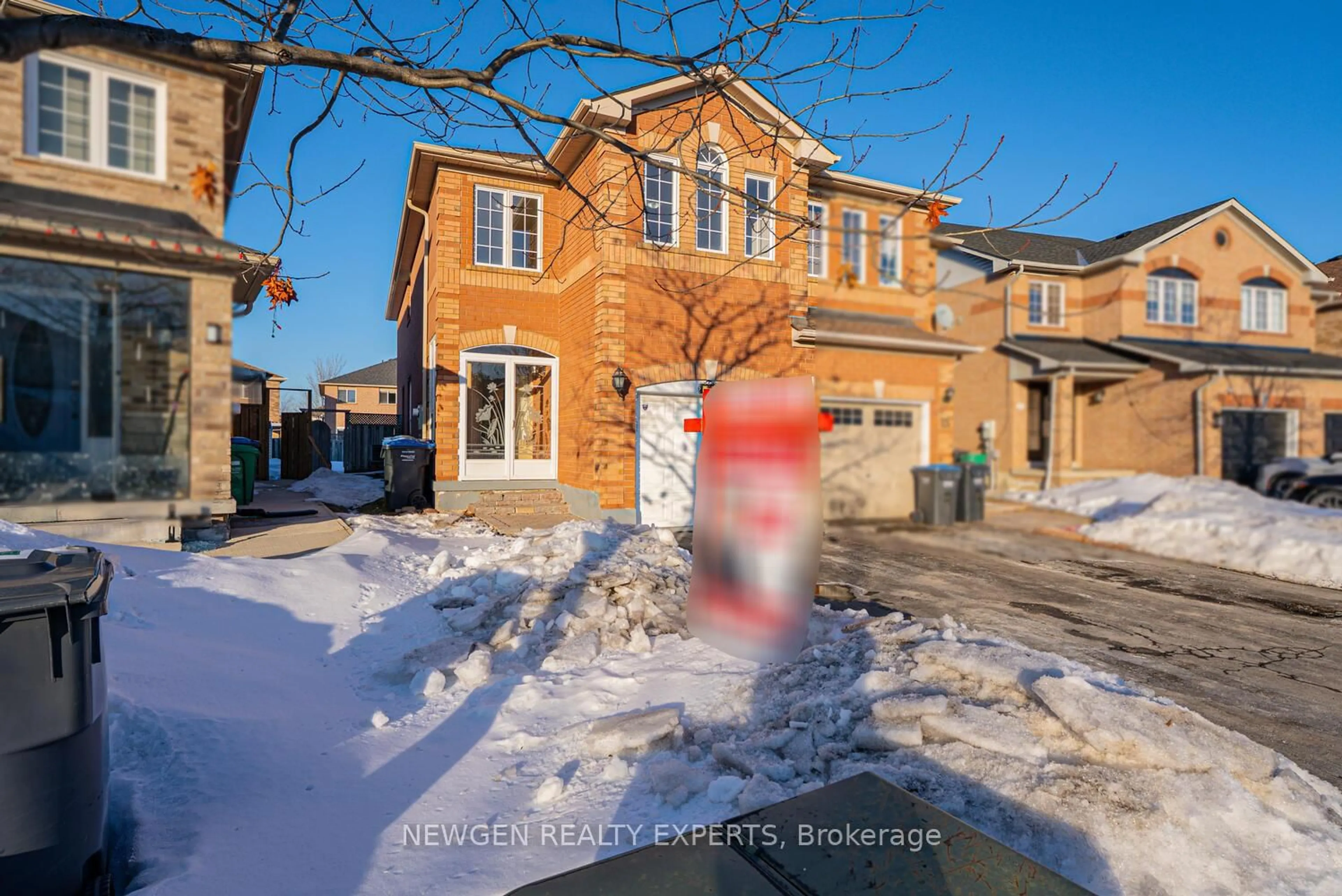 A pic from outside/outdoor area/front of a property/back of a property/a pic from drone, street for 23 Whiteface Cres, Brampton Ontario L6X 4W6