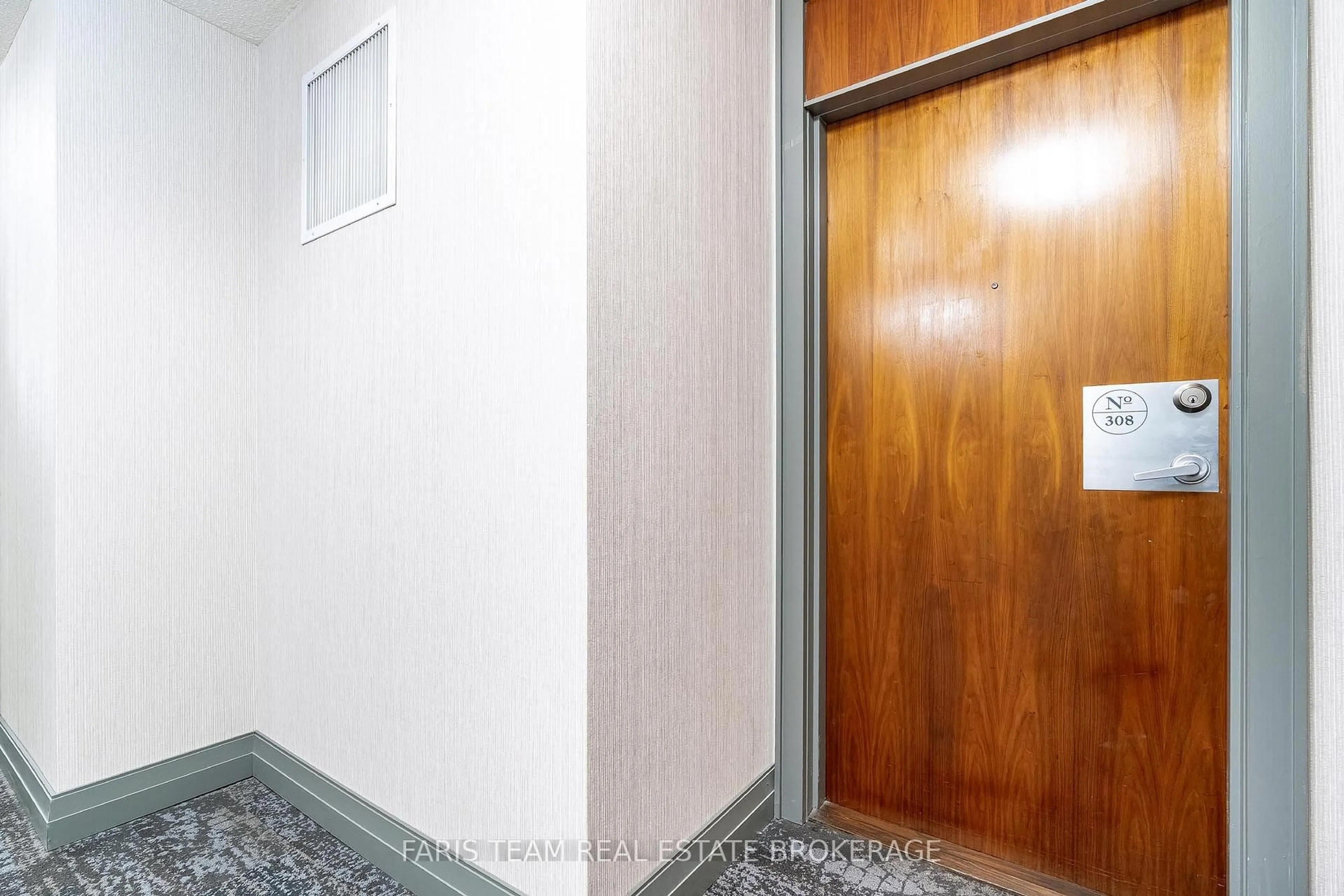 Indoor foyer for 1 Elm Drive #308, Mississauga Ontario L5B 4M1