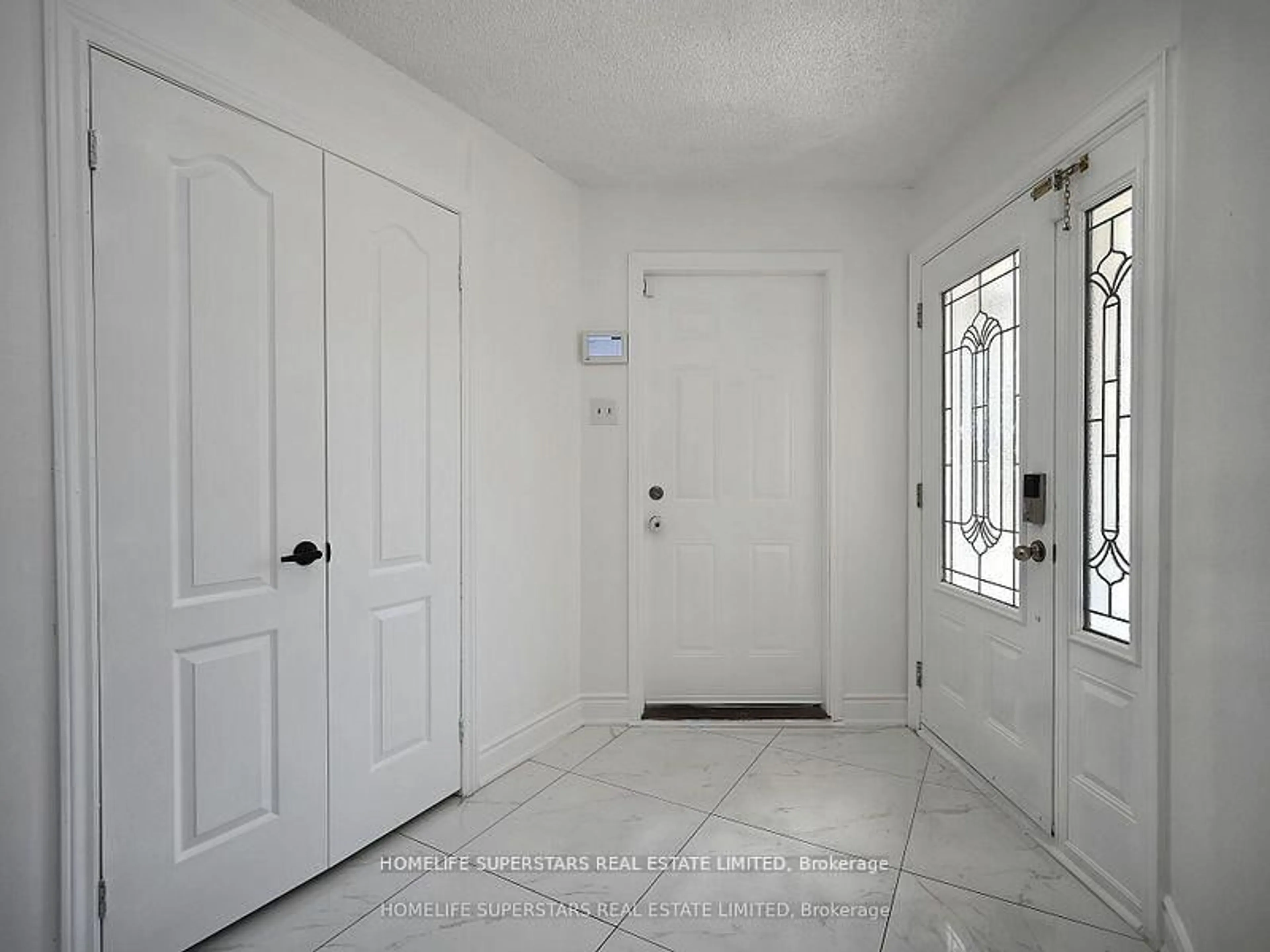 Indoor entryway for 20 Bexley Crt, Brampton Ontario L6W 4B2