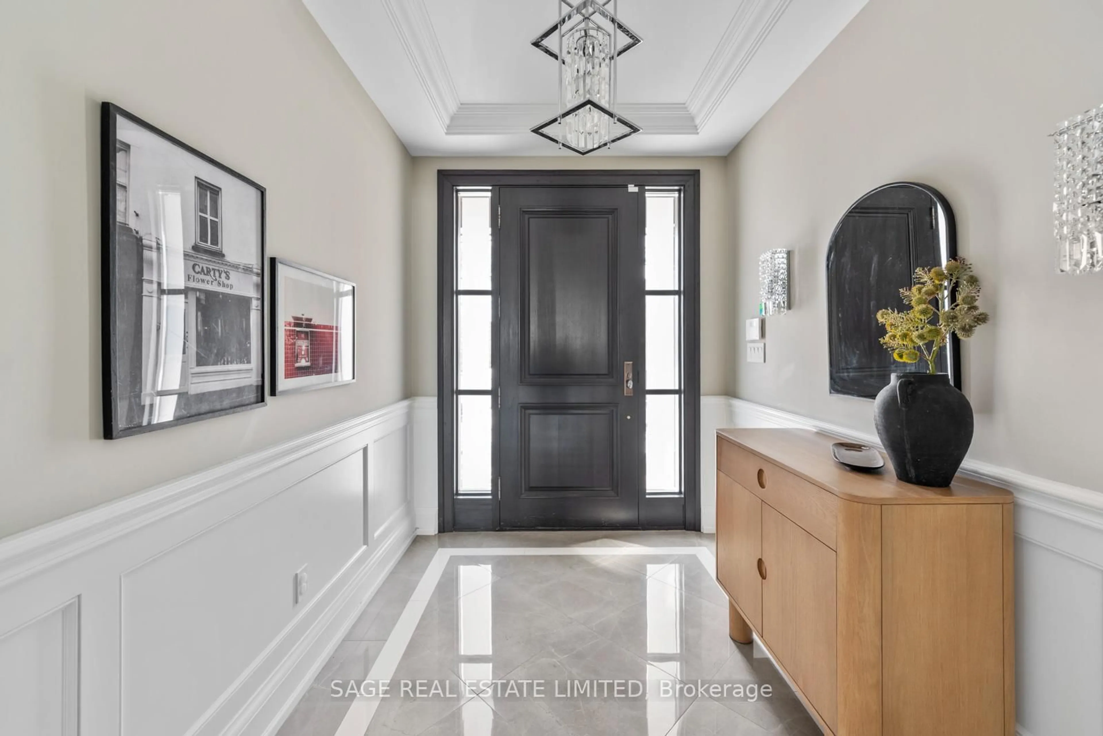 Indoor entryway for 925 Royal York Rd, Toronto Ontario M8Y 2V8