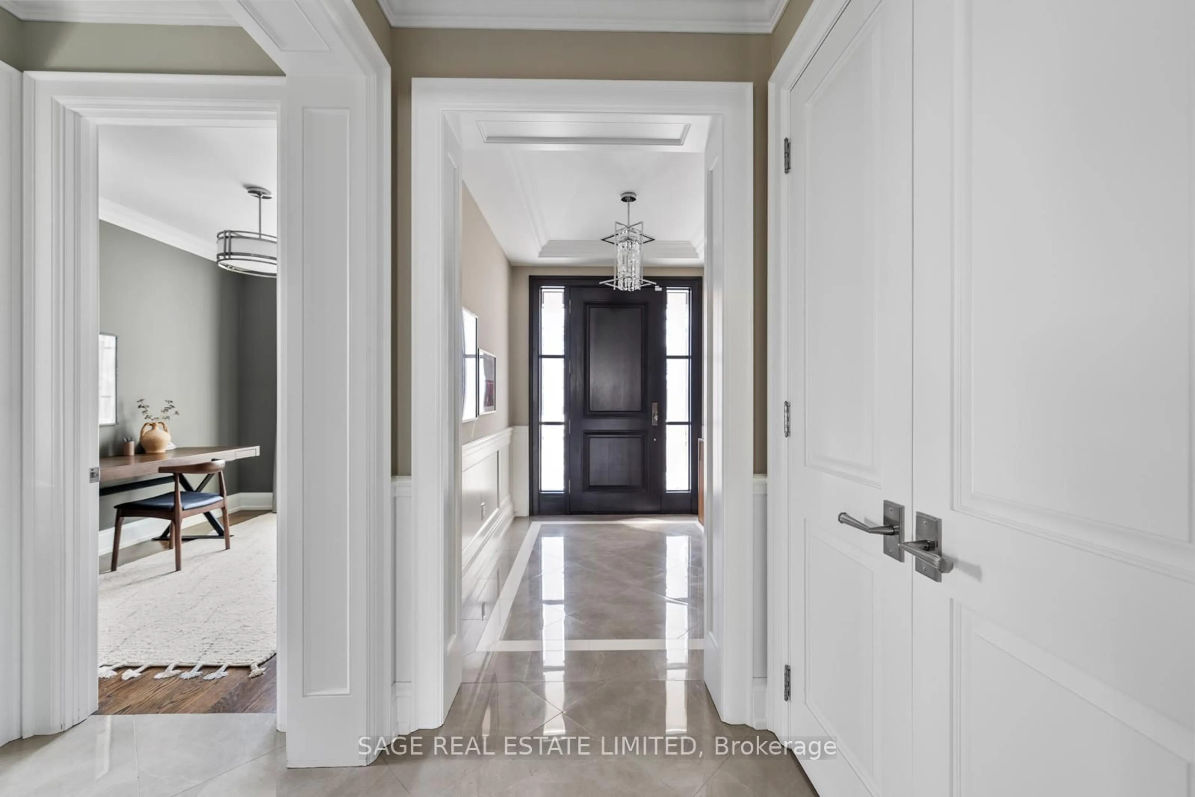 Indoor entryway for 925 Royal York Rd, Toronto Ontario M8Y 2V8