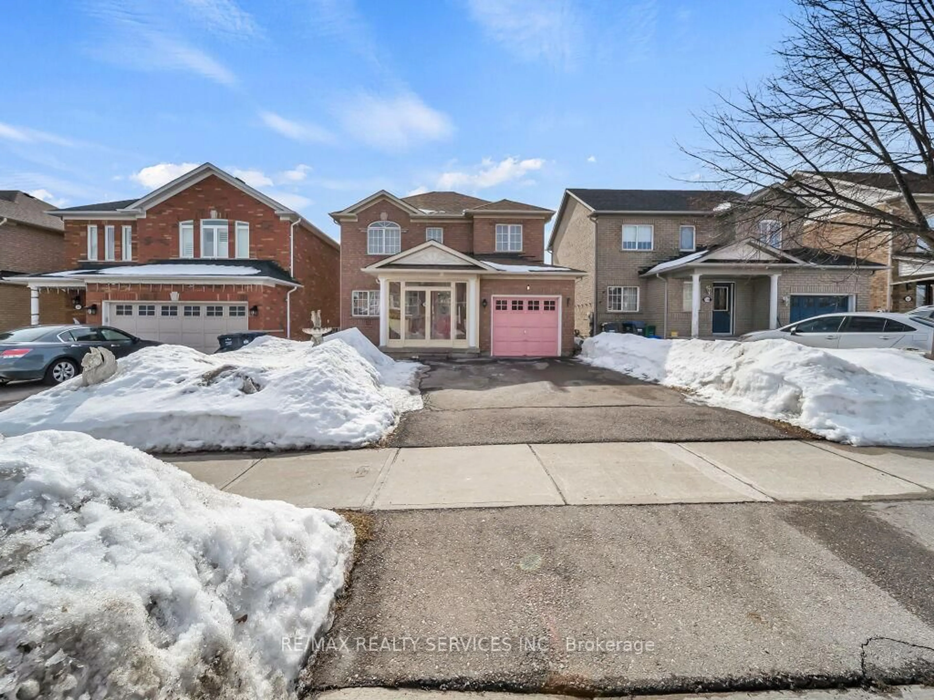 Home with brick exterior material, street for 118 Queen Mary Dr, Brampton Ontario L7A 2R5