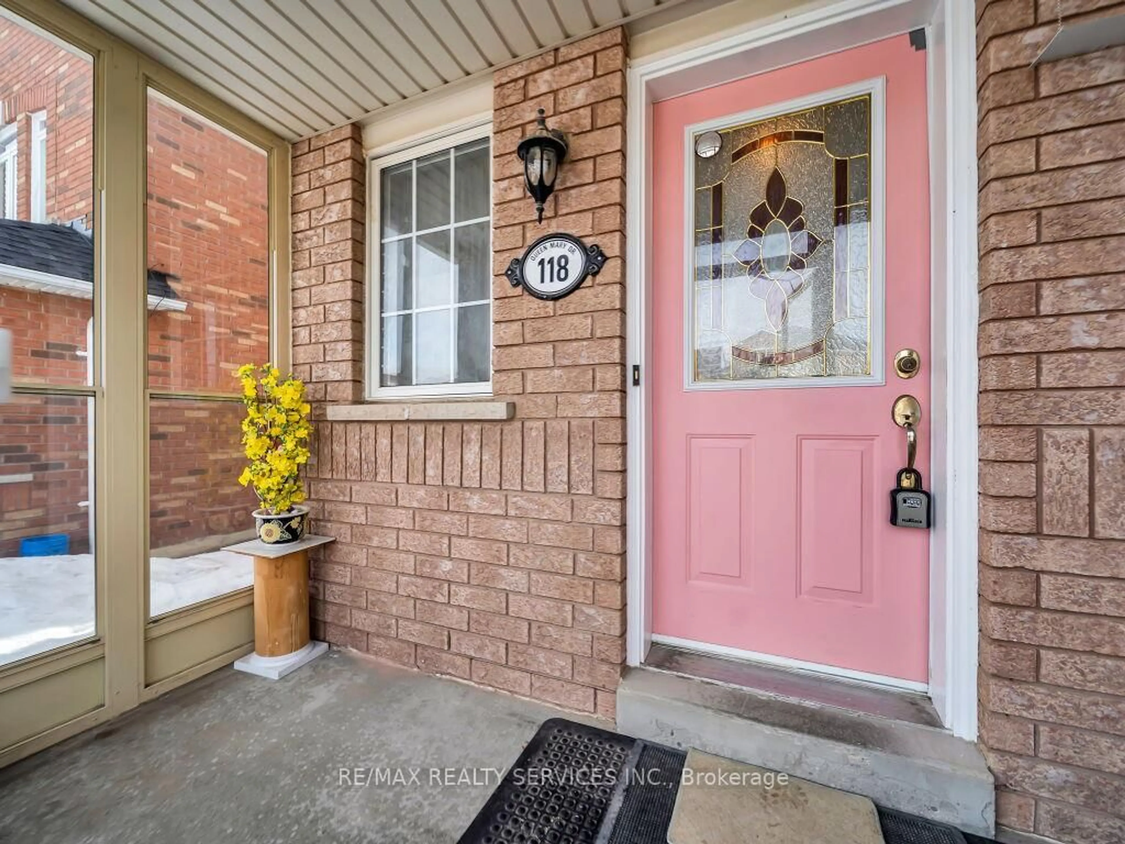 Indoor entryway for 118 Queen Mary Dr, Brampton Ontario L7A 2R5