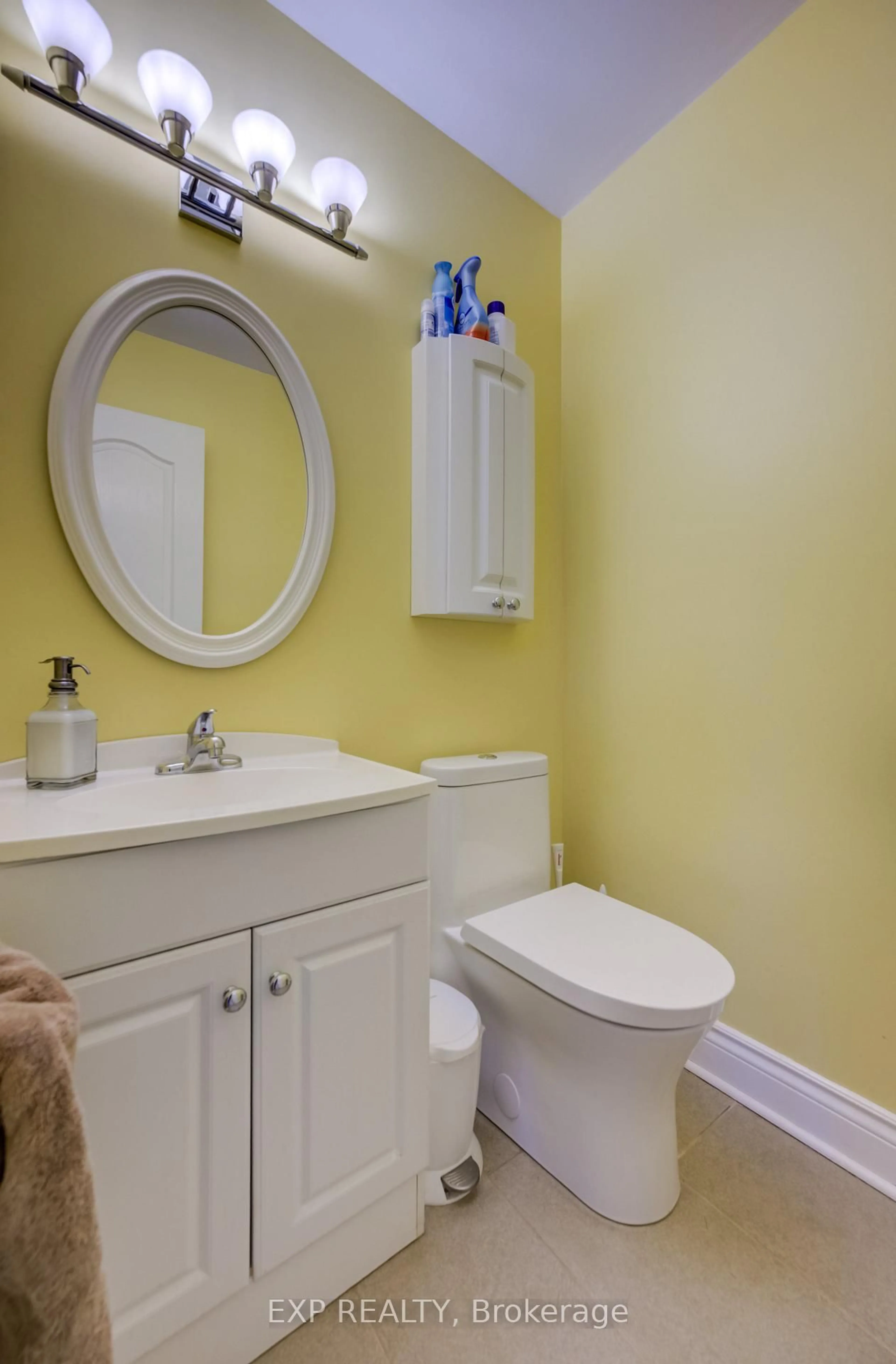 Standard bathroom, ceramic/tile floor for 2593 Barcella Cres, Mississauga Ontario L5K 1E5
