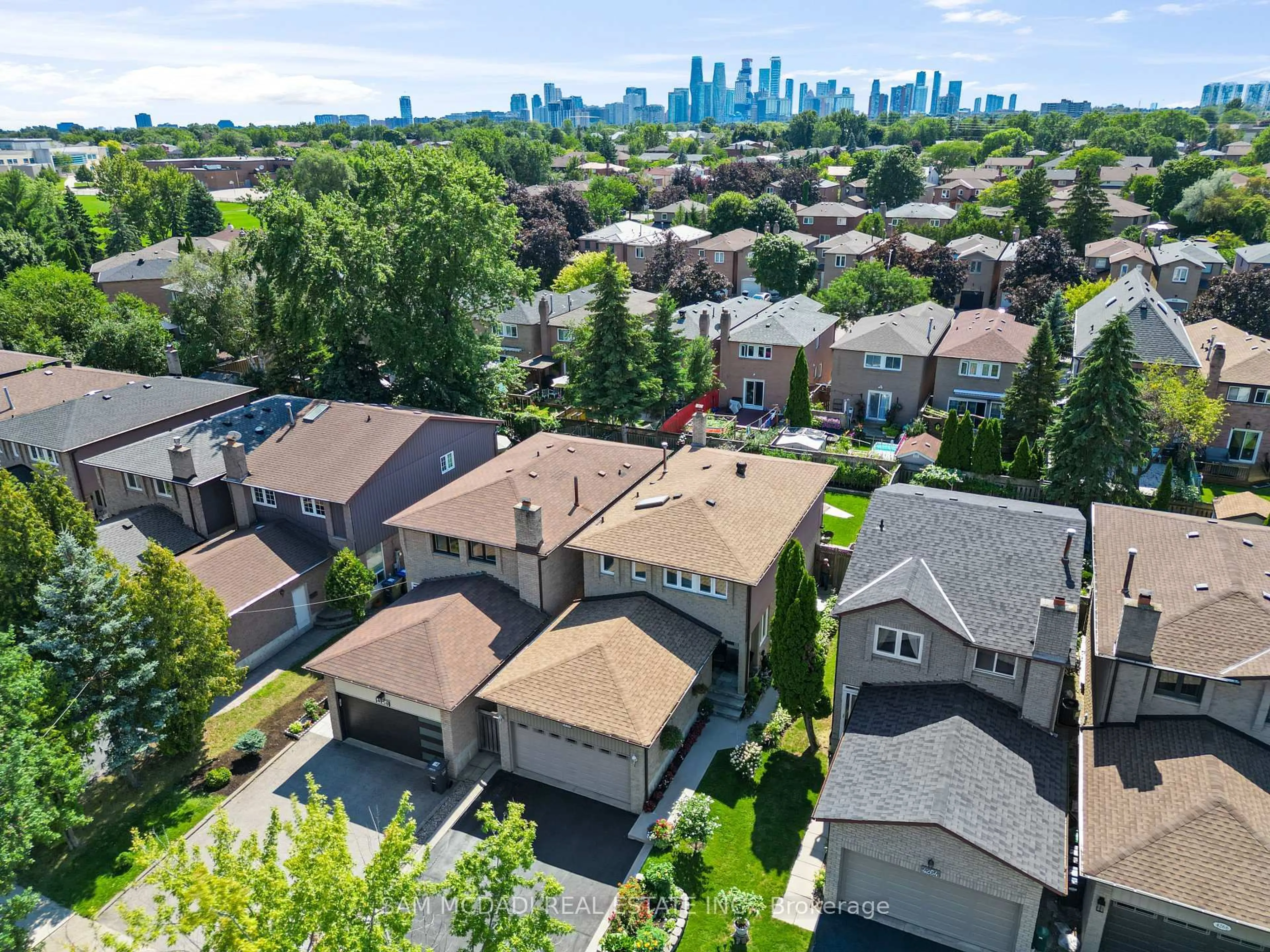 A pic from outside/outdoor area/front of a property/back of a property/a pic from drone, city buildings view from balcony for 4260 SHELBY Cres, Mississauga Ontario L4W 3N5
