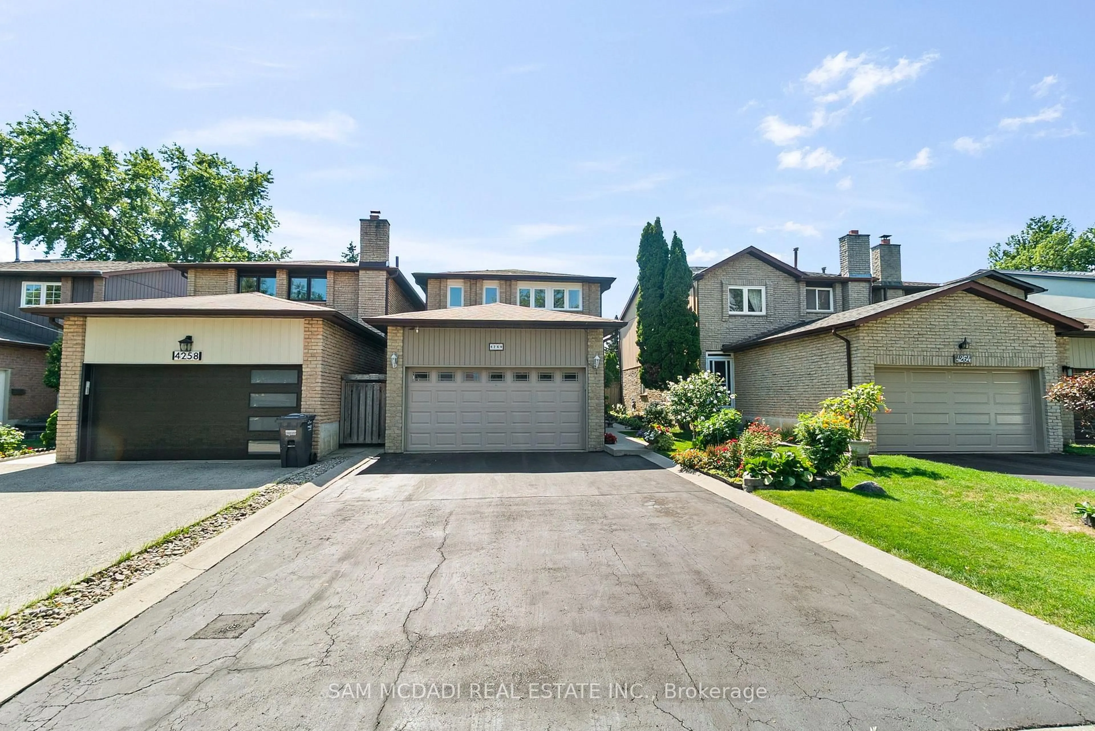 A pic from outside/outdoor area/front of a property/back of a property/a pic from drone, street for 4260 SHELBY Cres, Mississauga Ontario L4W 3N5
