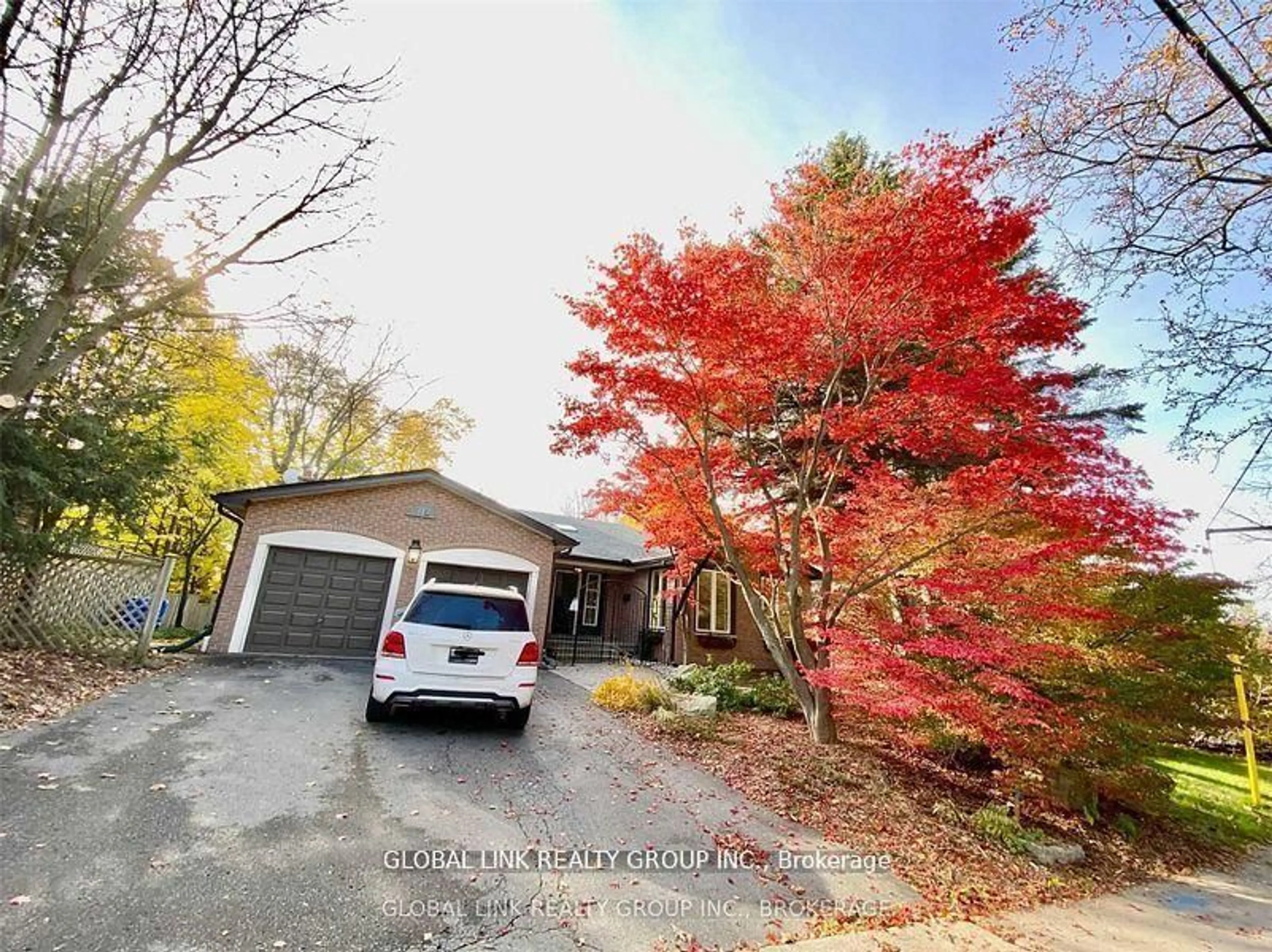 A pic from outside/outdoor area/front of a property/back of a property/a pic from drone, unknown for 812 Bexhill Rd, Mississauga Ontario L5H 3L1