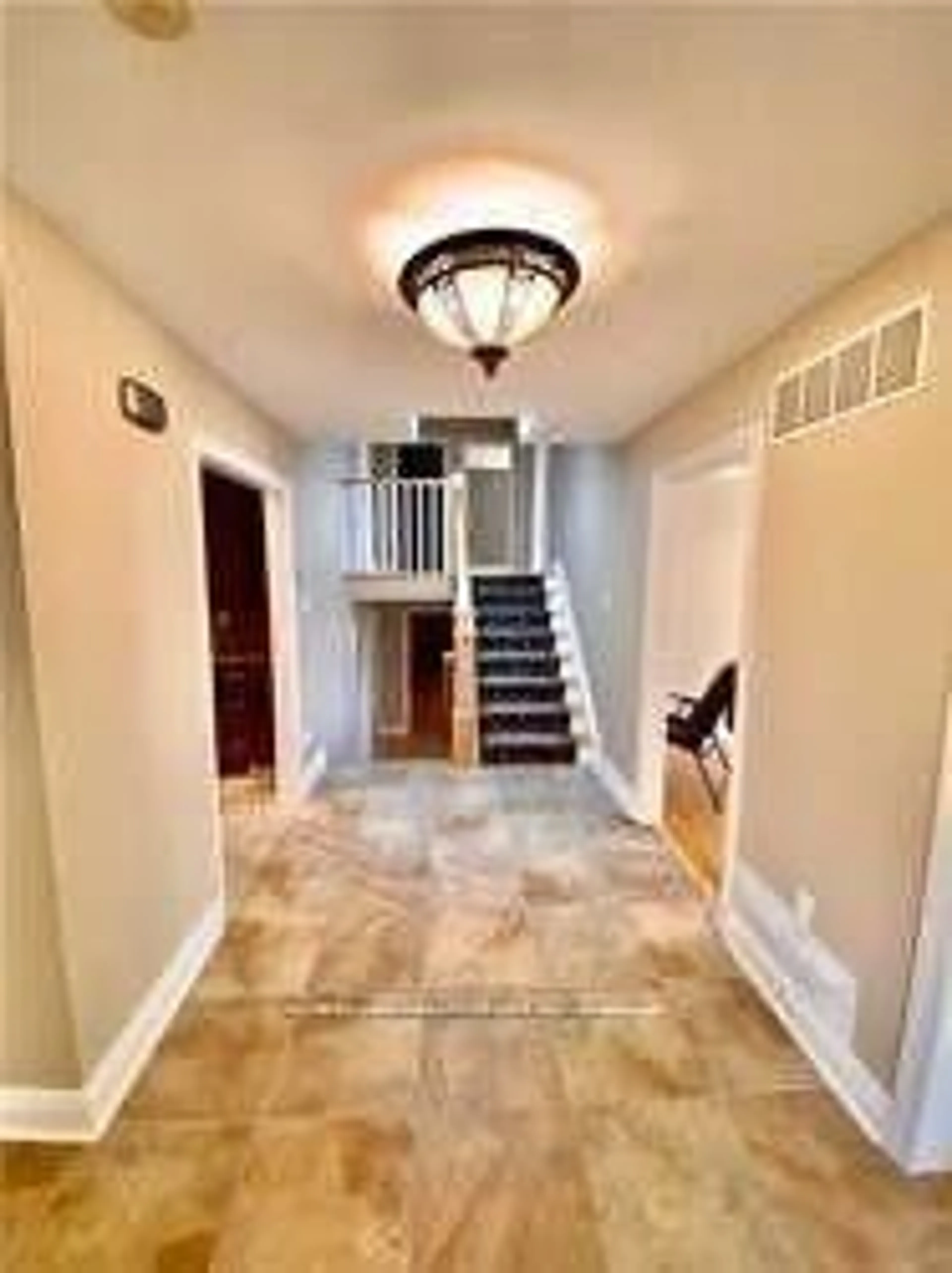 Indoor entryway for 812 Bexhill Rd, Mississauga Ontario L5H 3L1