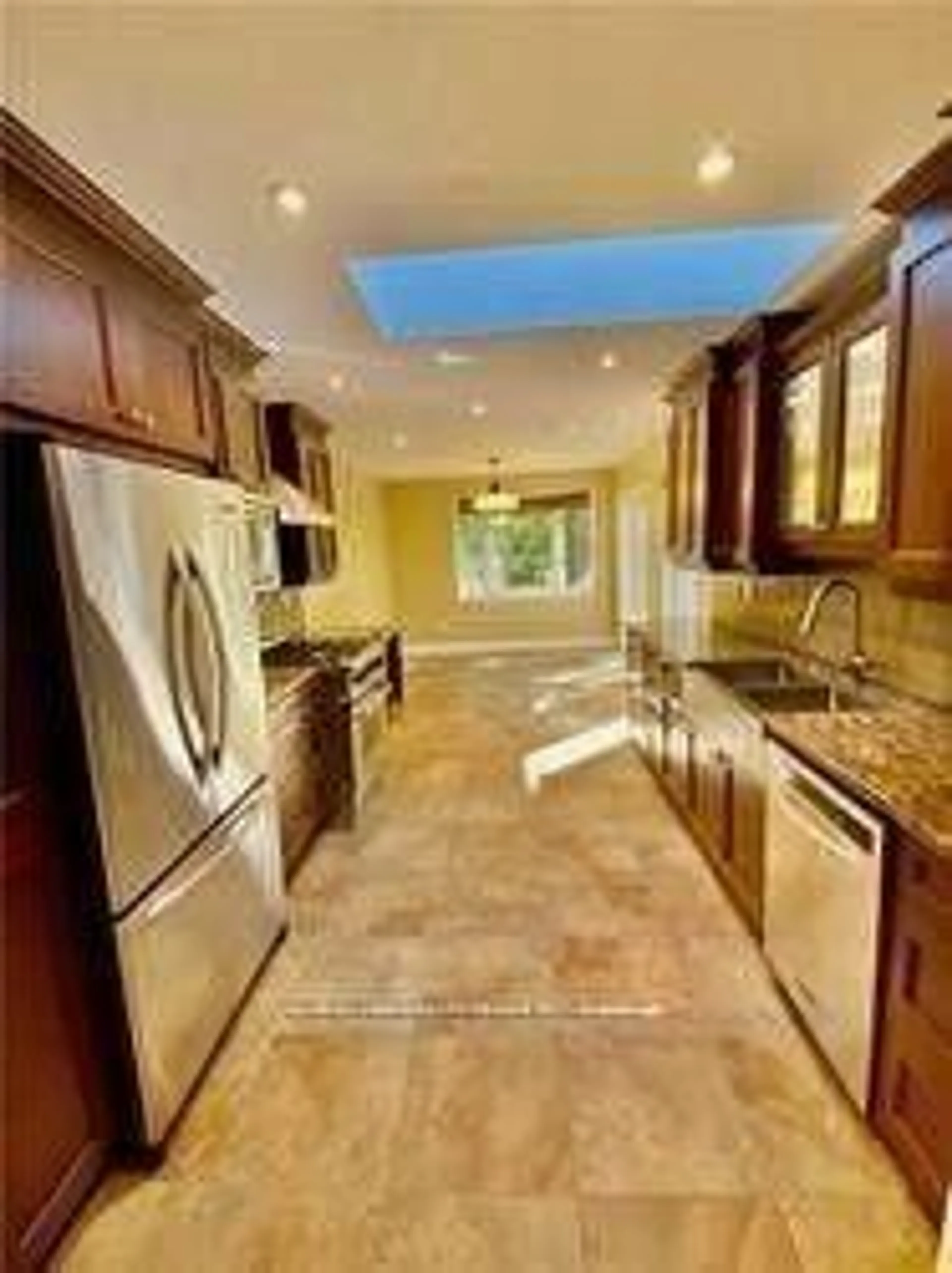 Open concept kitchen, ceramic/tile floor for 812 Bexhill Rd, Mississauga Ontario L5H 3L1