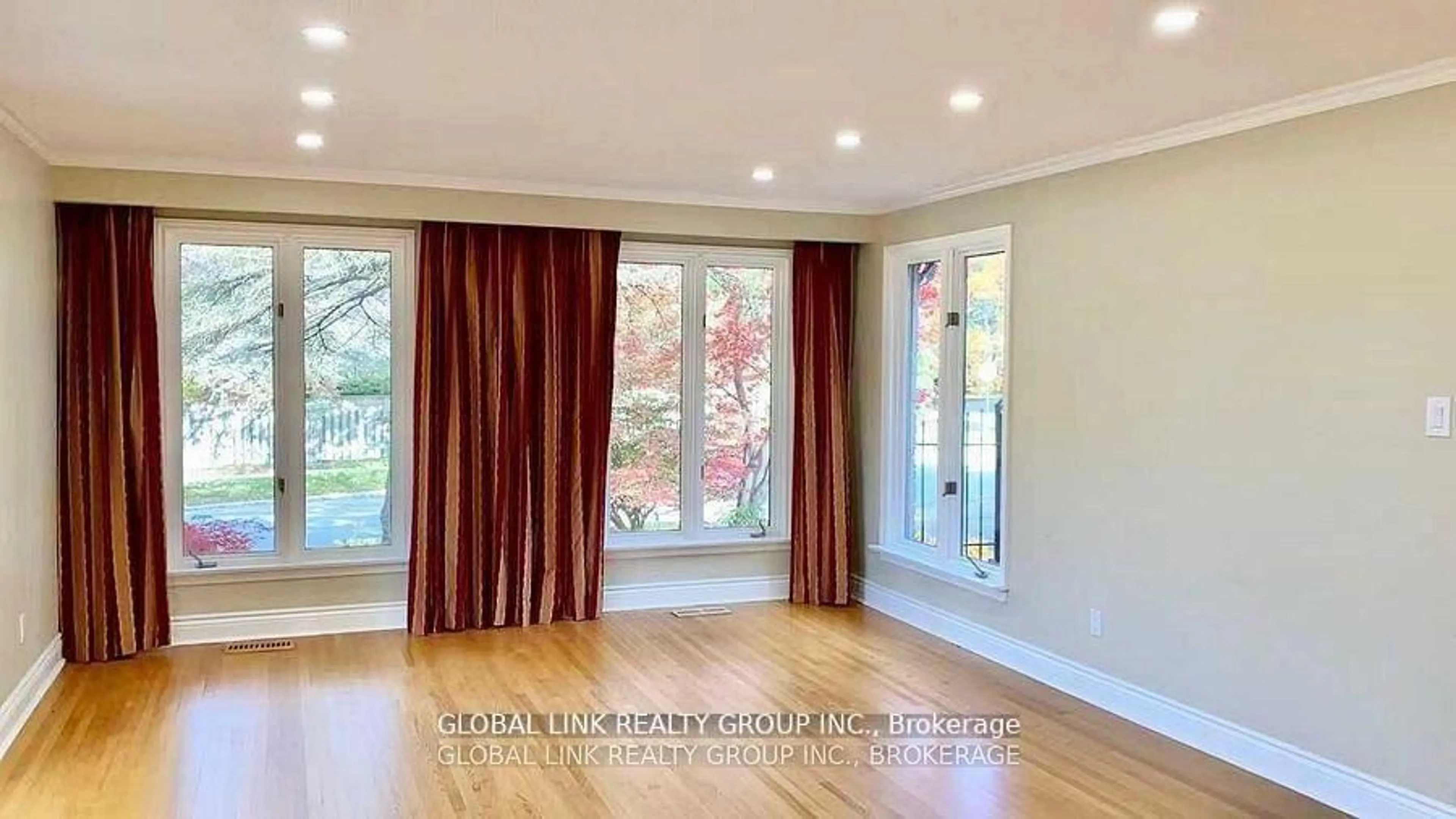 Living room with furniture, wood/laminate floor for 812 Bexhill Rd, Mississauga Ontario L5H 3L1