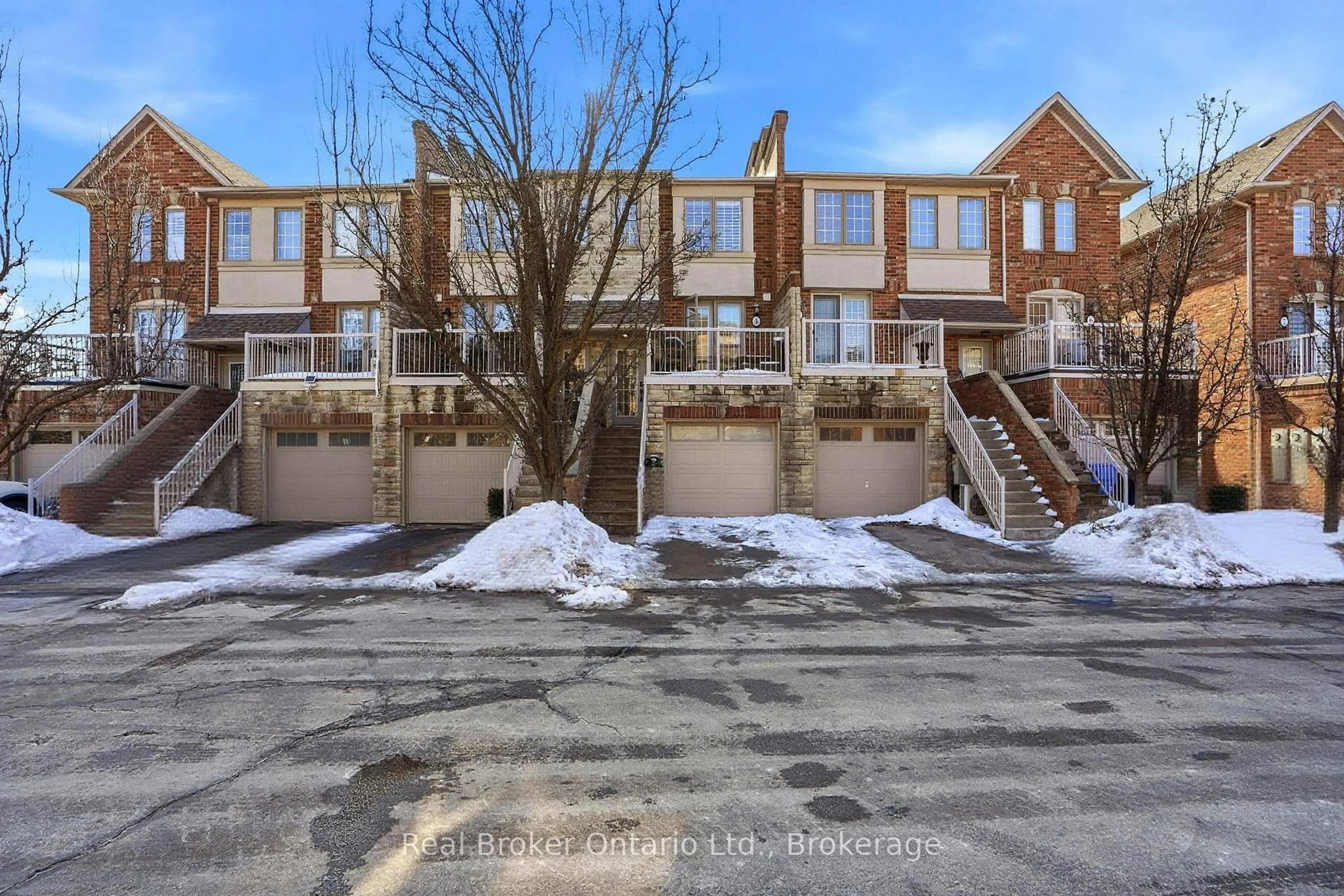 A pic from outside/outdoor area/front of a property/back of a property/a pic from drone, street for 435 ENGLISH ROSE Lane #4, Oakville Ontario L6H 7S9