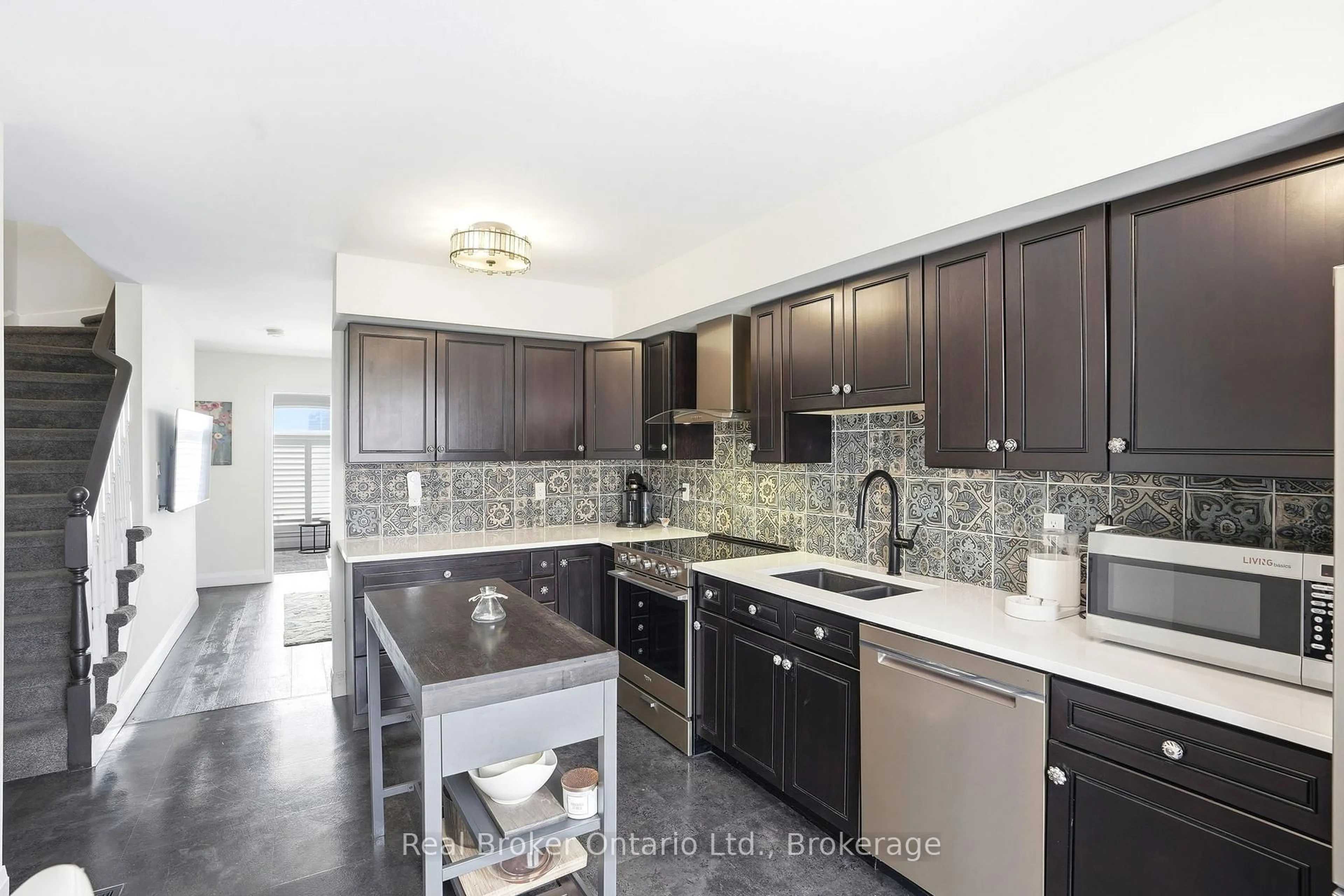 Open concept kitchen, ceramic/tile floor for 435 ENGLISH ROSE Lane #4, Oakville Ontario L6H 7S9
