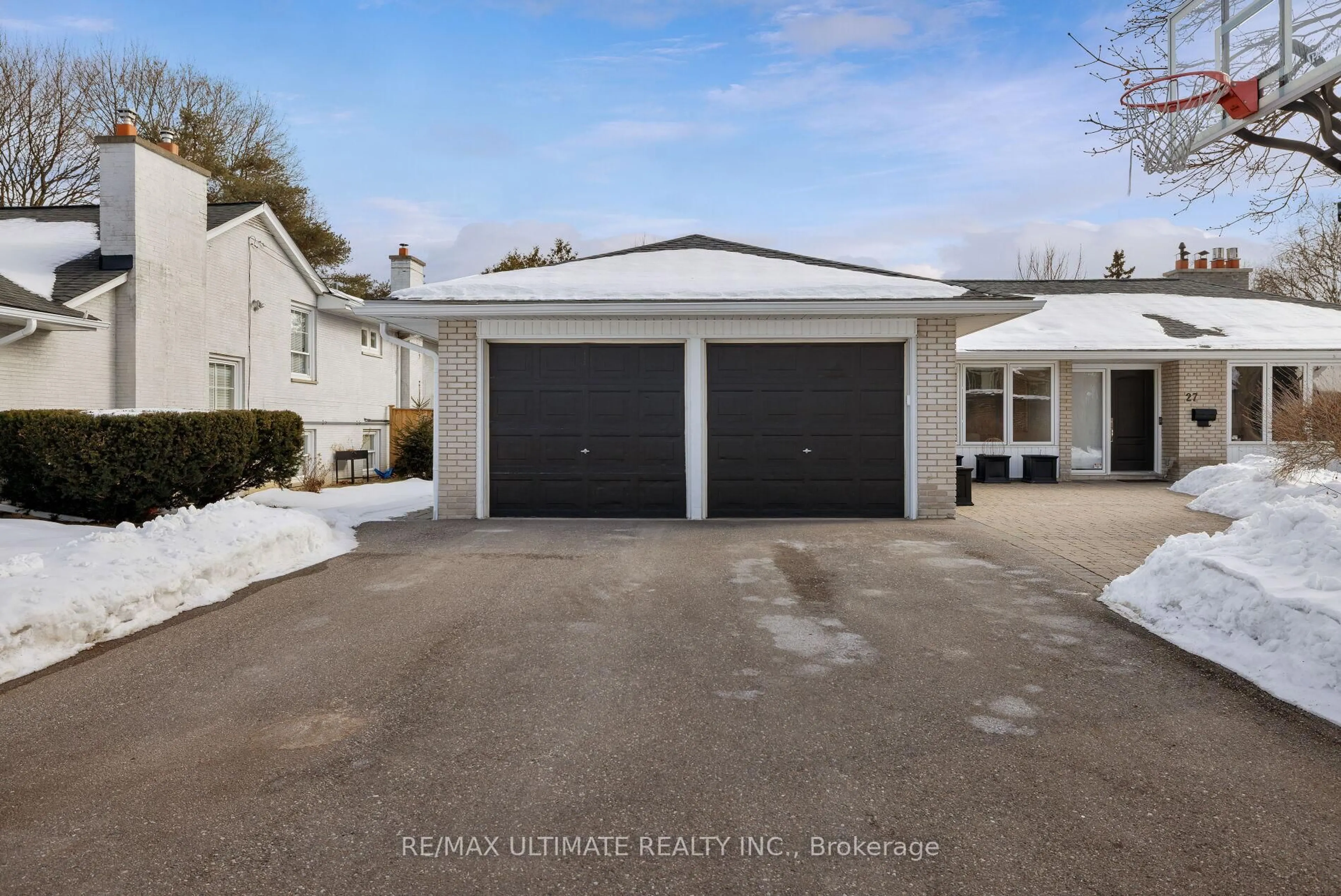 Indoor garage for 27 Ravensbourne Cres, Toronto Ontario M9A 2A9