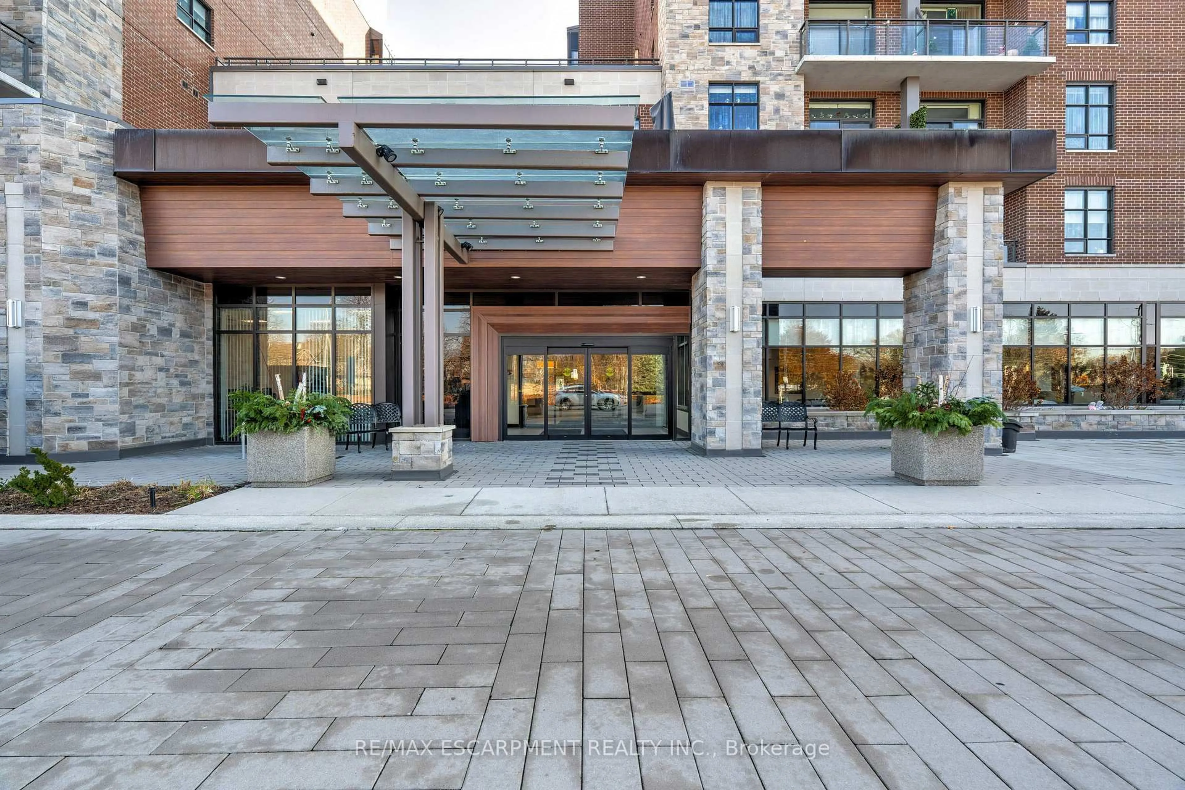 Unknown for 3290 New St #106, Burlington Ontario L7N 1M8