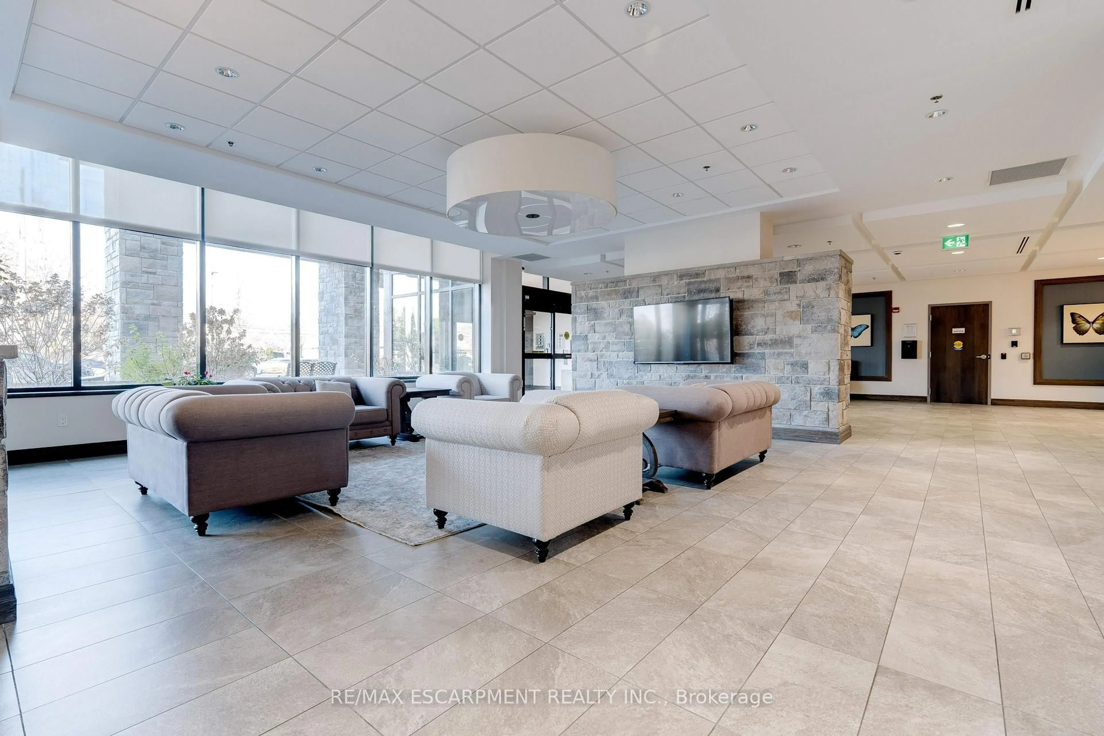Lobby for 3290 New St #106, Burlington Ontario L7N 1M8