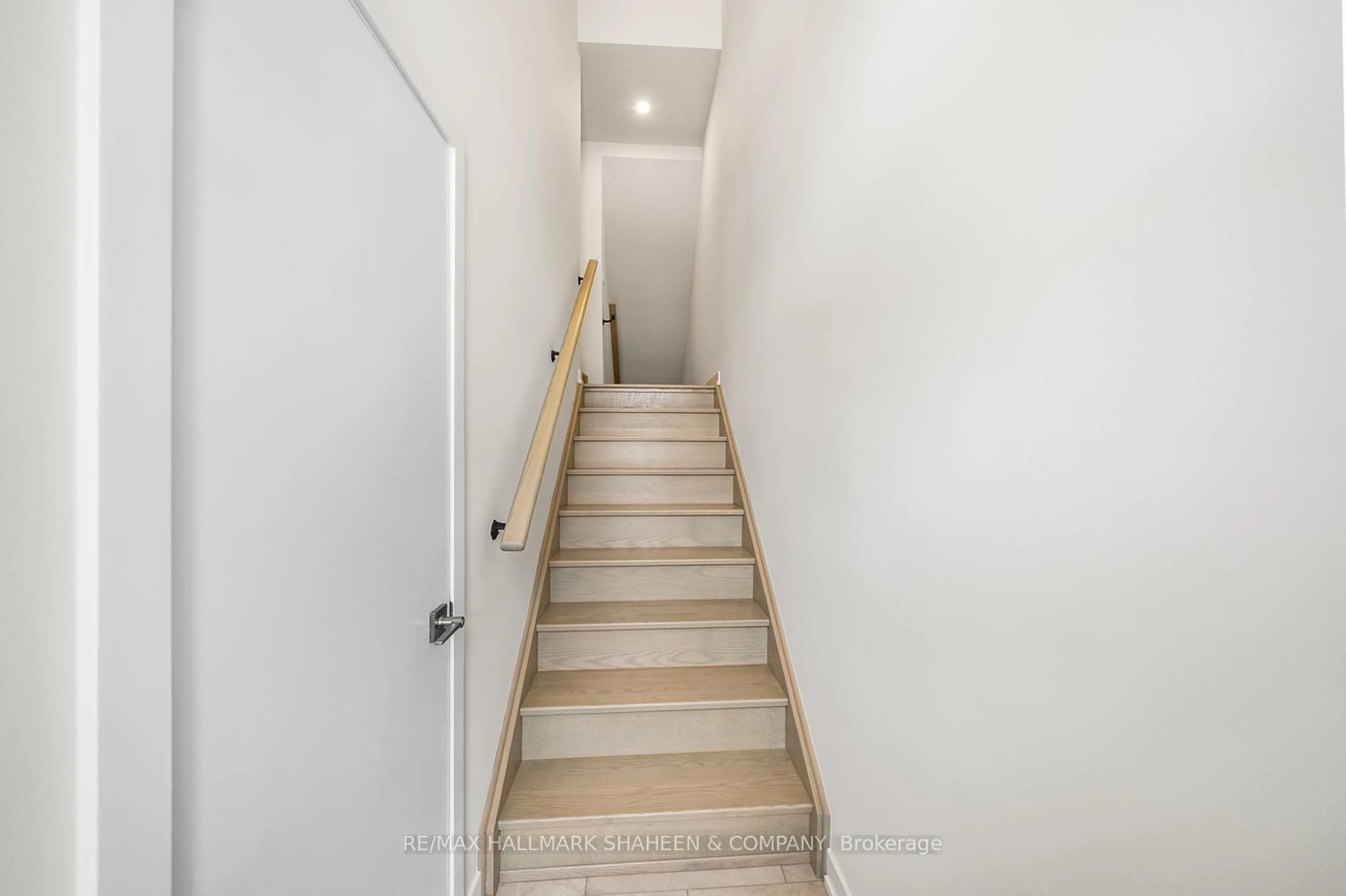 Stairs for 1354 Kaniv St, Oakville Ontario L6M 5R3