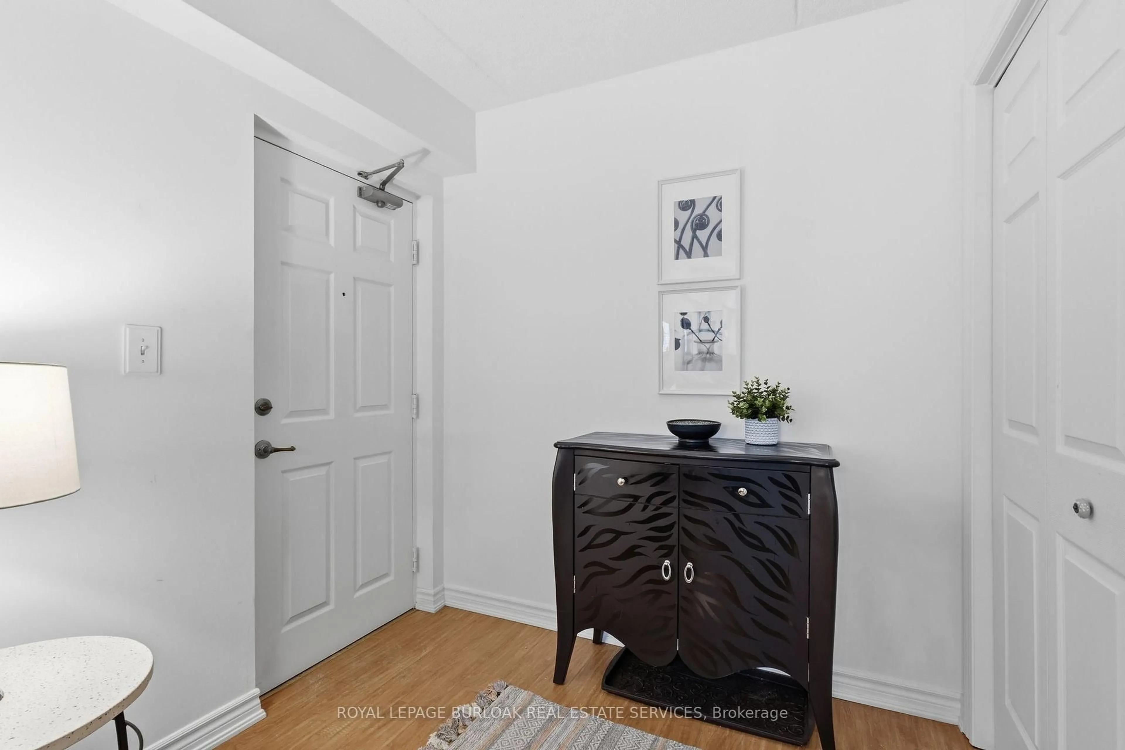 Indoor entryway for 2085 Appleby Line #105, Burlington Ontario L7L 7H4