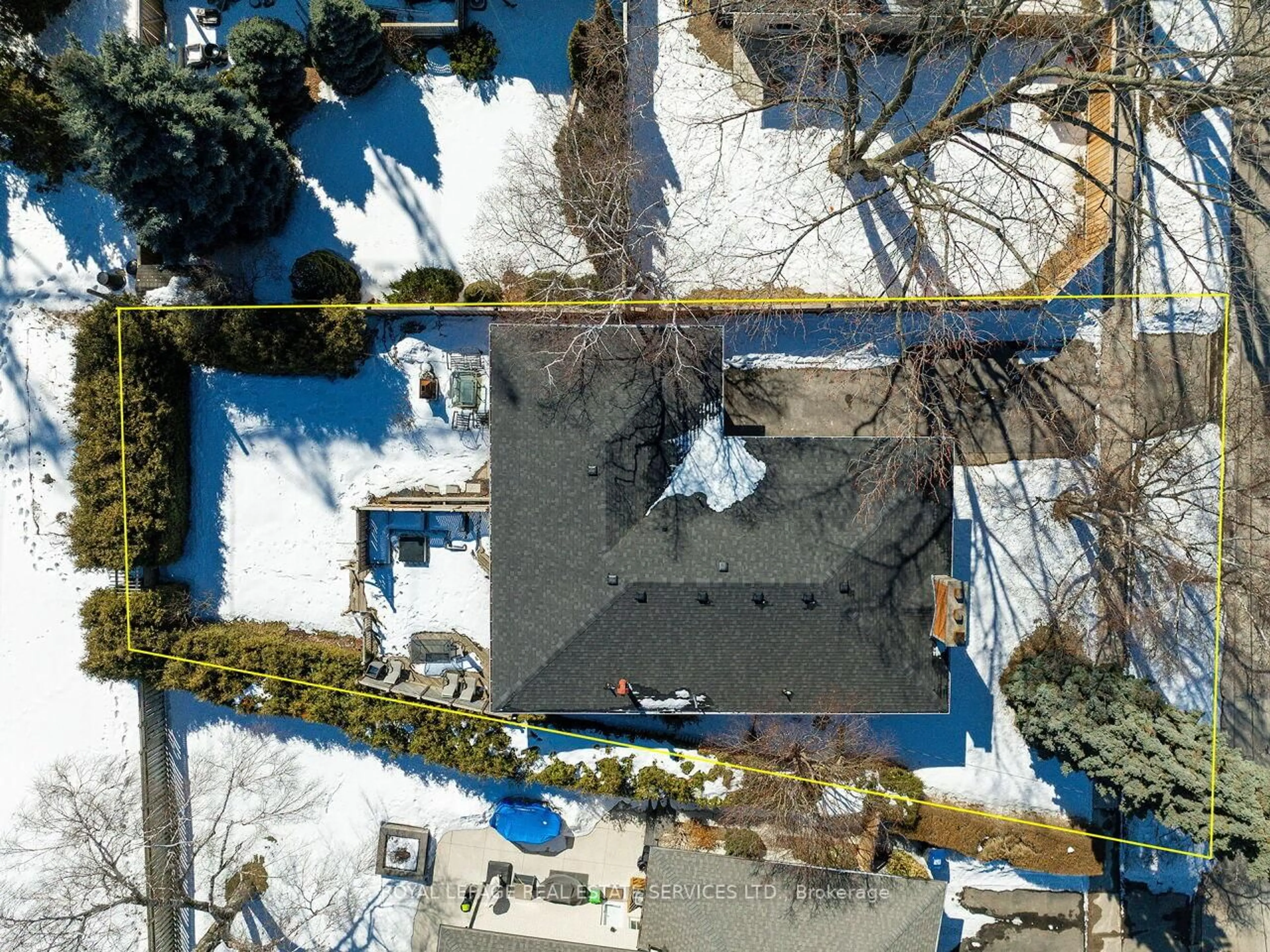 A pic from outside/outdoor area/front of a property/back of a property/a pic from drone, unknown for 1602 Carletta Dr, Mississauga Ontario L4X 1E5