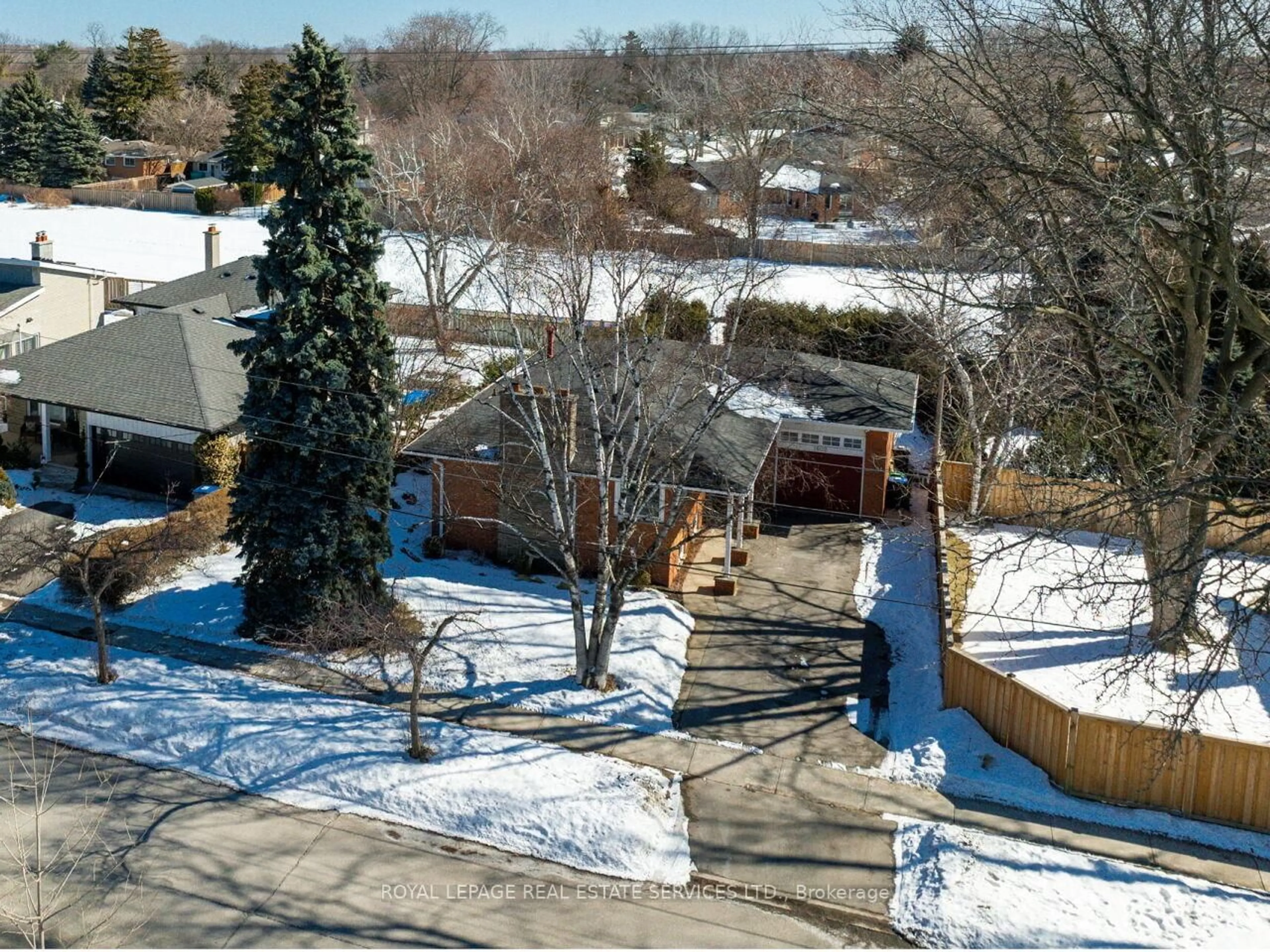 A pic from outside/outdoor area/front of a property/back of a property/a pic from drone, street for 1602 Carletta Dr, Mississauga Ontario L4X 1E5