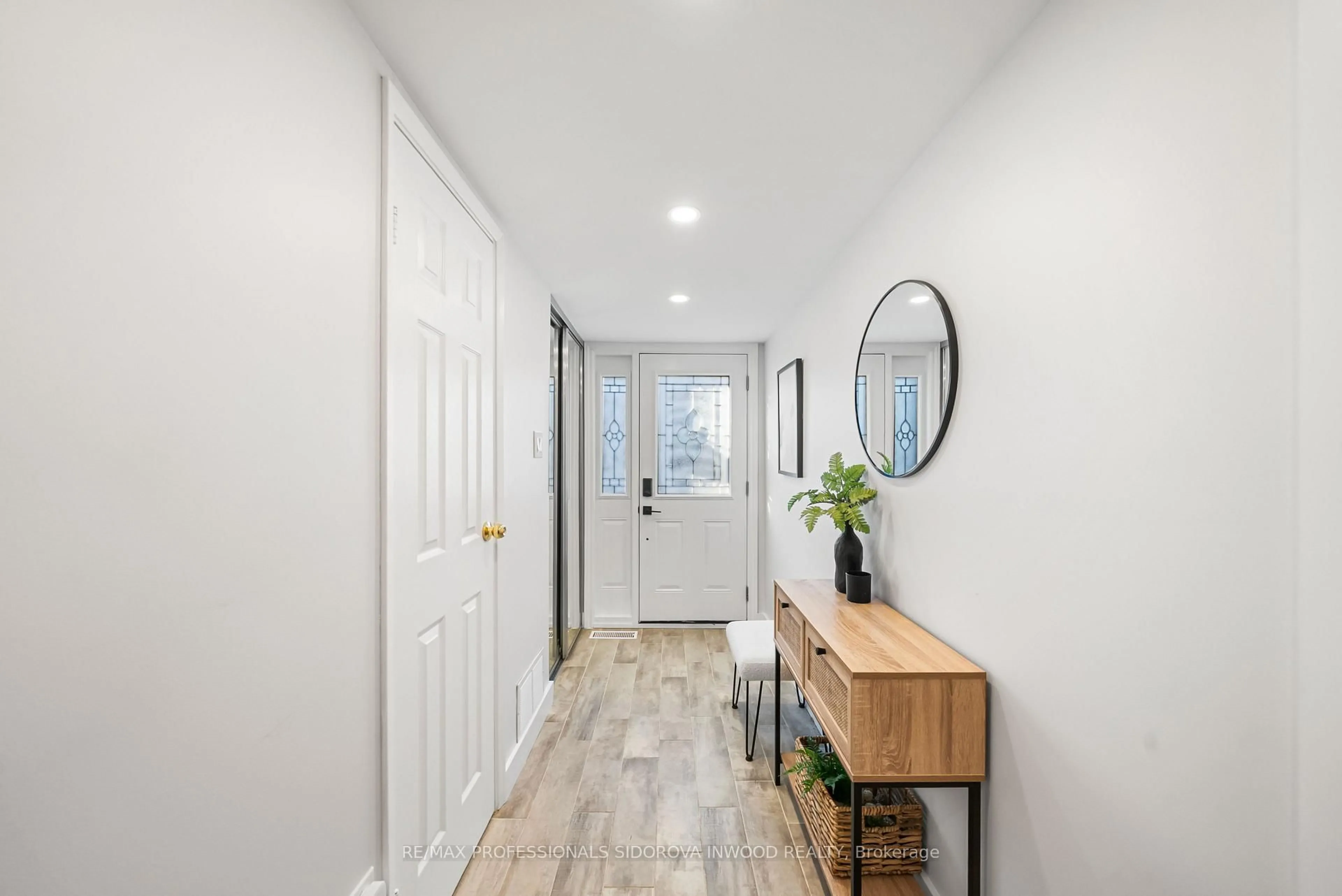 Indoor entryway for 1485 Gulleden Dr #81, Mississauga Ontario L4X 2T2