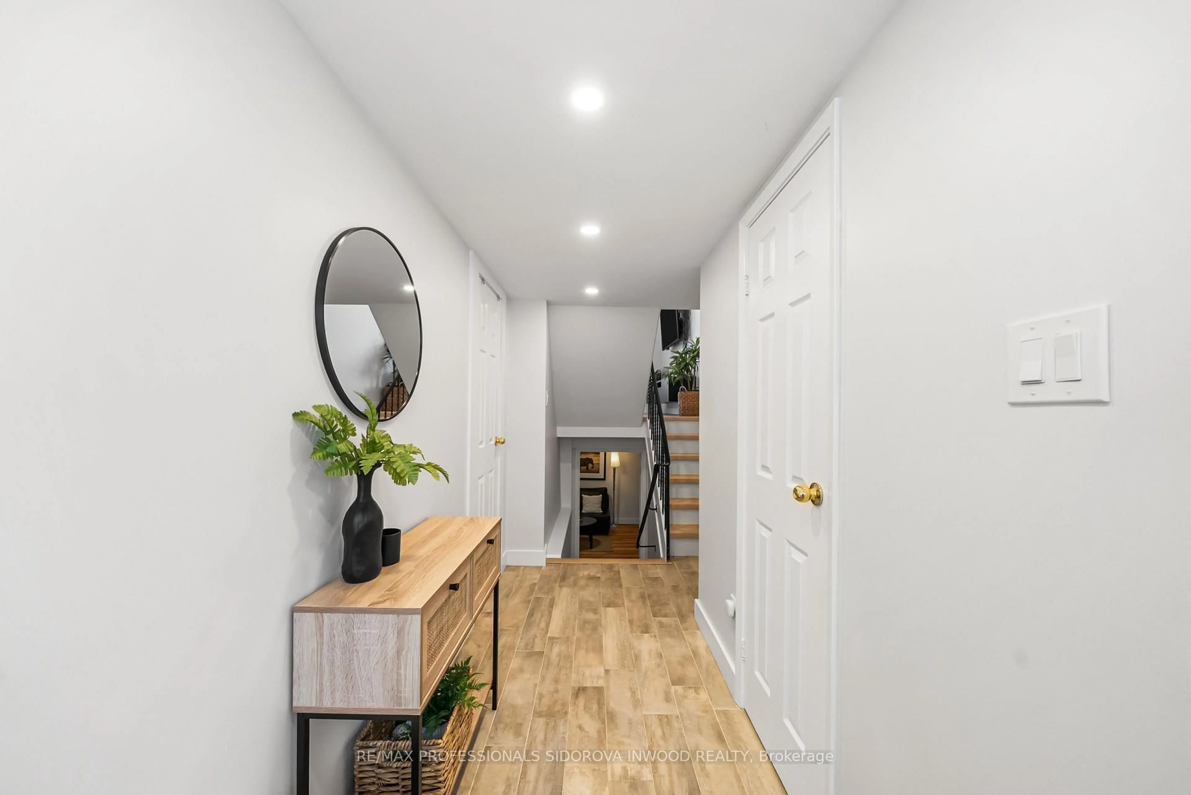 Indoor entryway for 1485 Gulleden Dr #81, Mississauga Ontario L4X 2T2