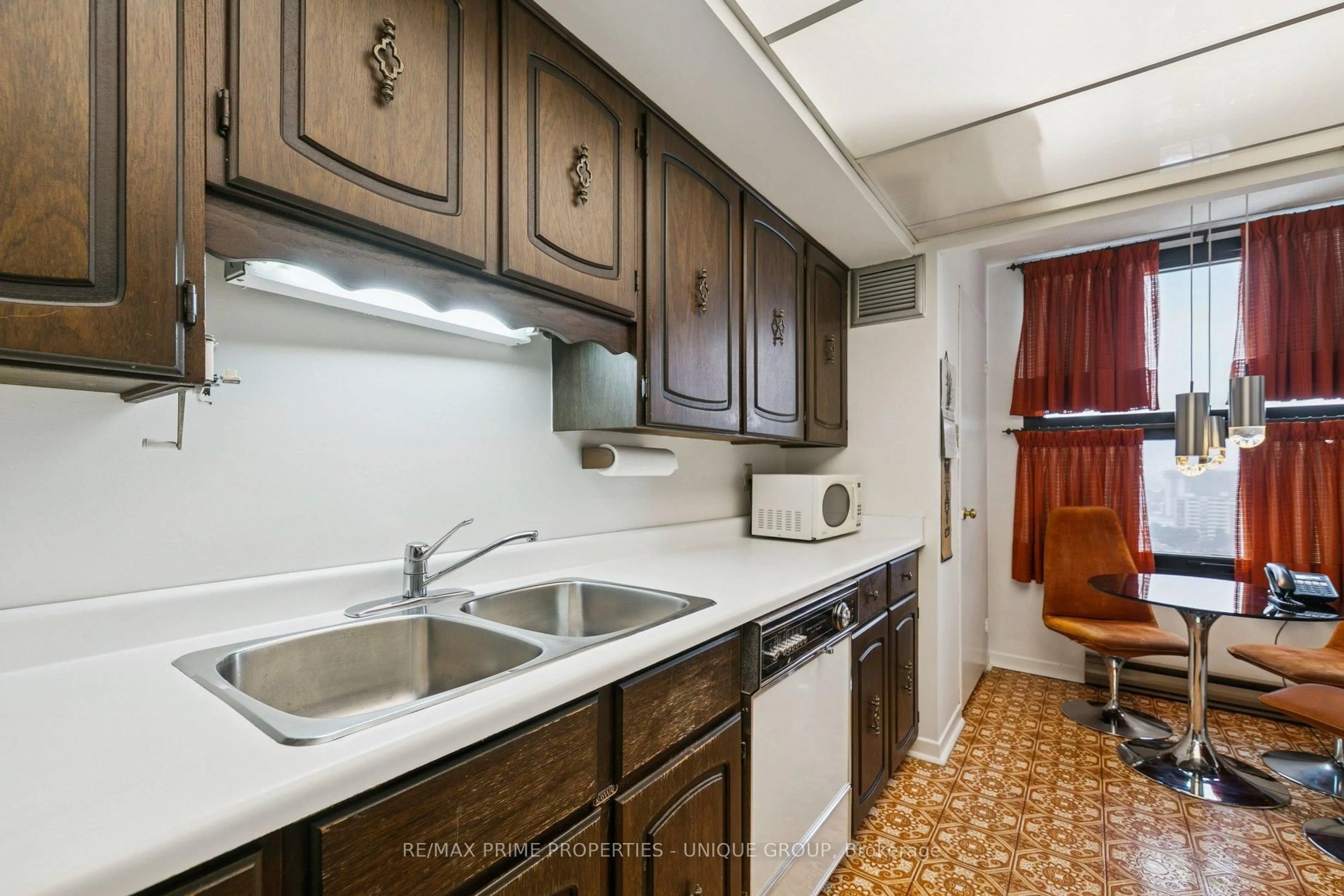 Standard kitchen, ceramic/tile floor for 1300 Bloor St #1801, Mississauga Ontario L4Y 3Z2