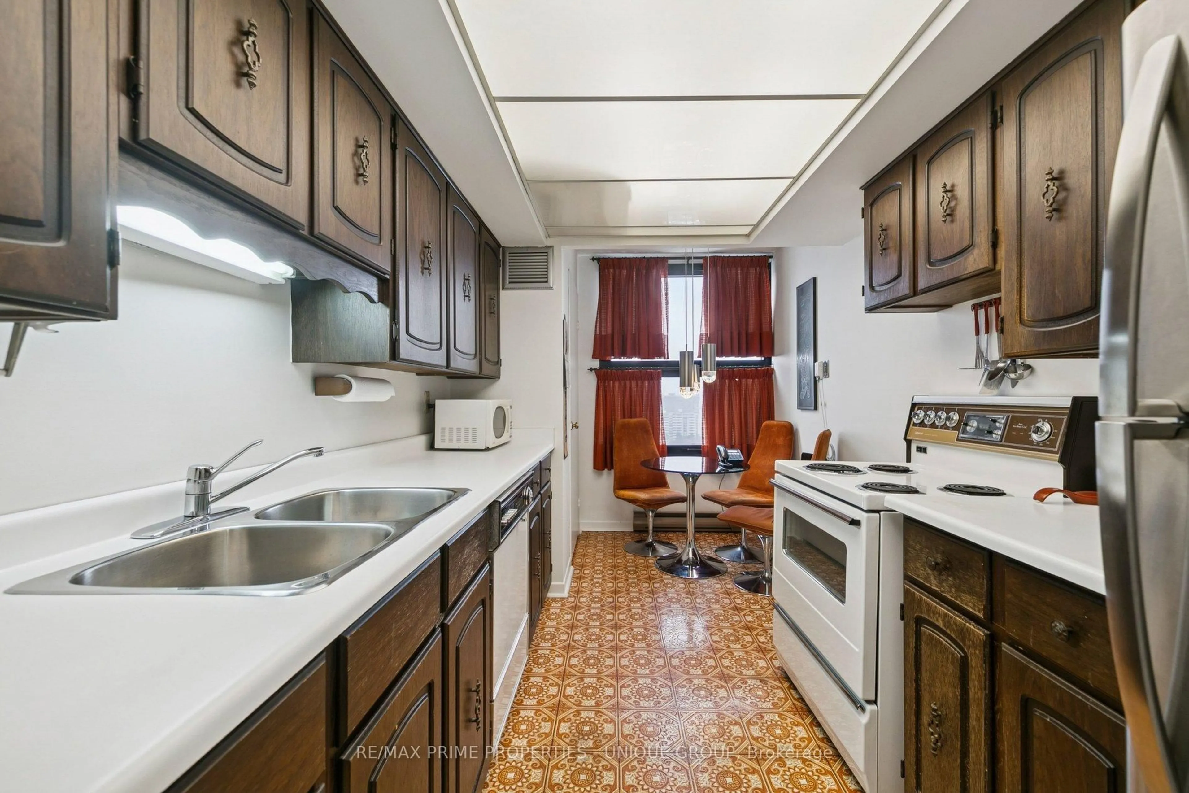 Standard kitchen, ceramic/tile floor for 1300 Bloor St #1801, Mississauga Ontario L4Y 3Z2