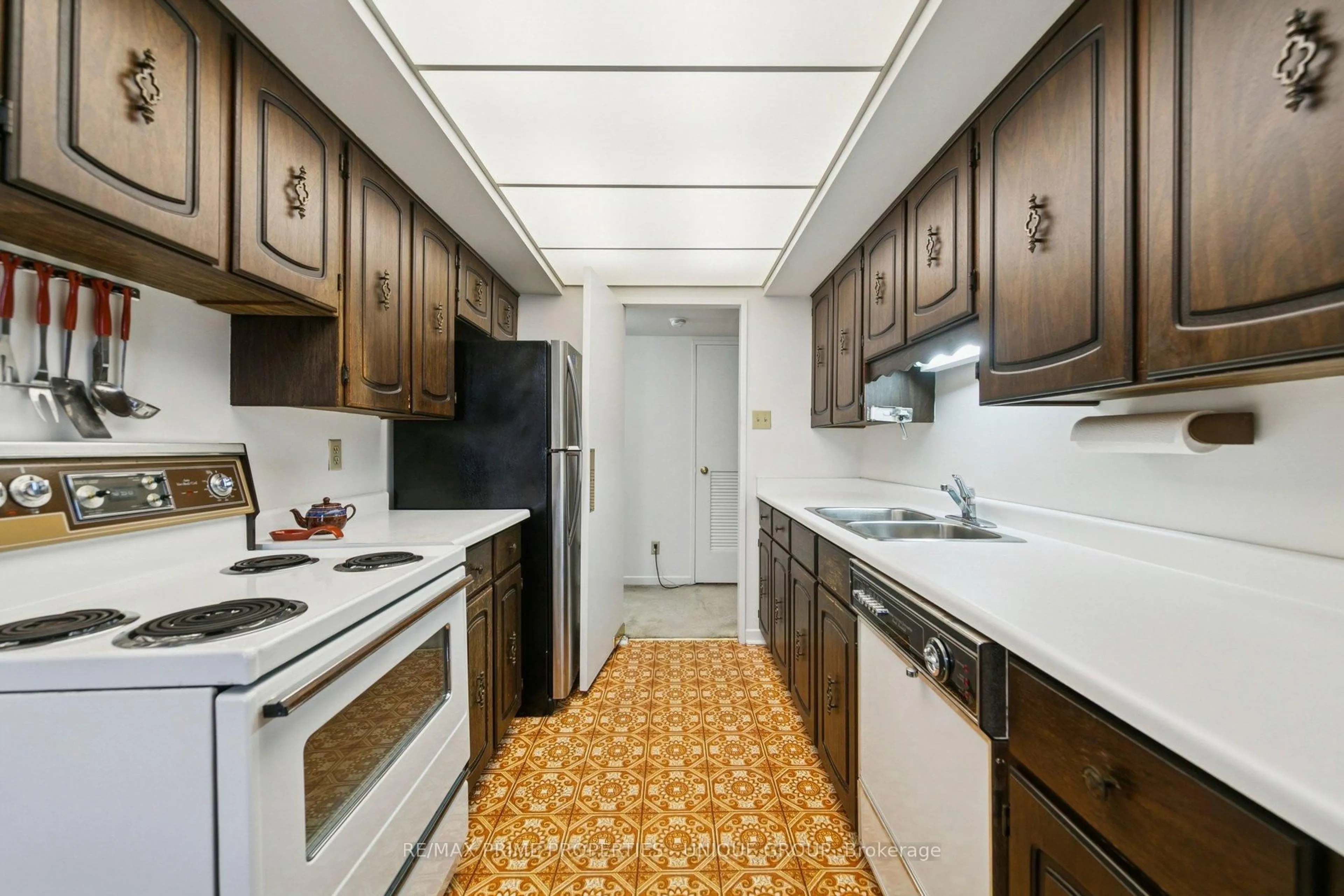 Standard kitchen, ceramic/tile floor for 1300 Bloor St #1801, Mississauga Ontario L4Y 3Z2
