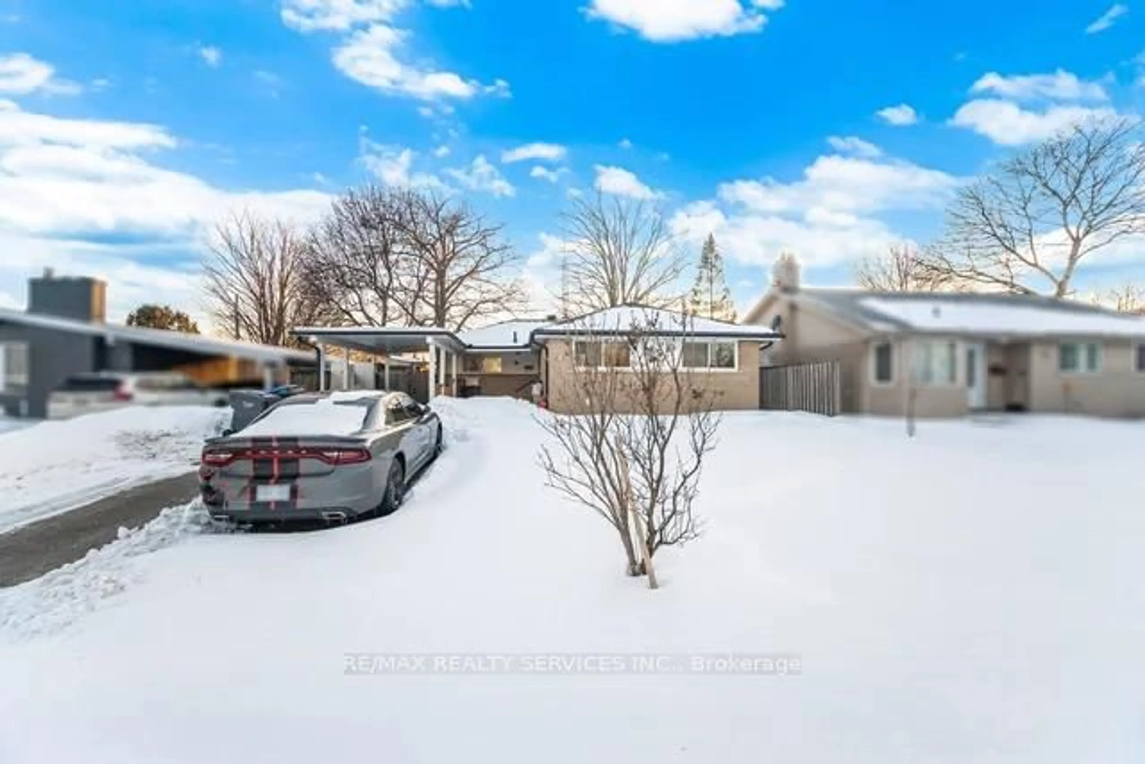 A pic from outside/outdoor area/front of a property/back of a property/a pic from drone, street for 15 Langwith Crt, Brampton Ontario L6Y 1Z9