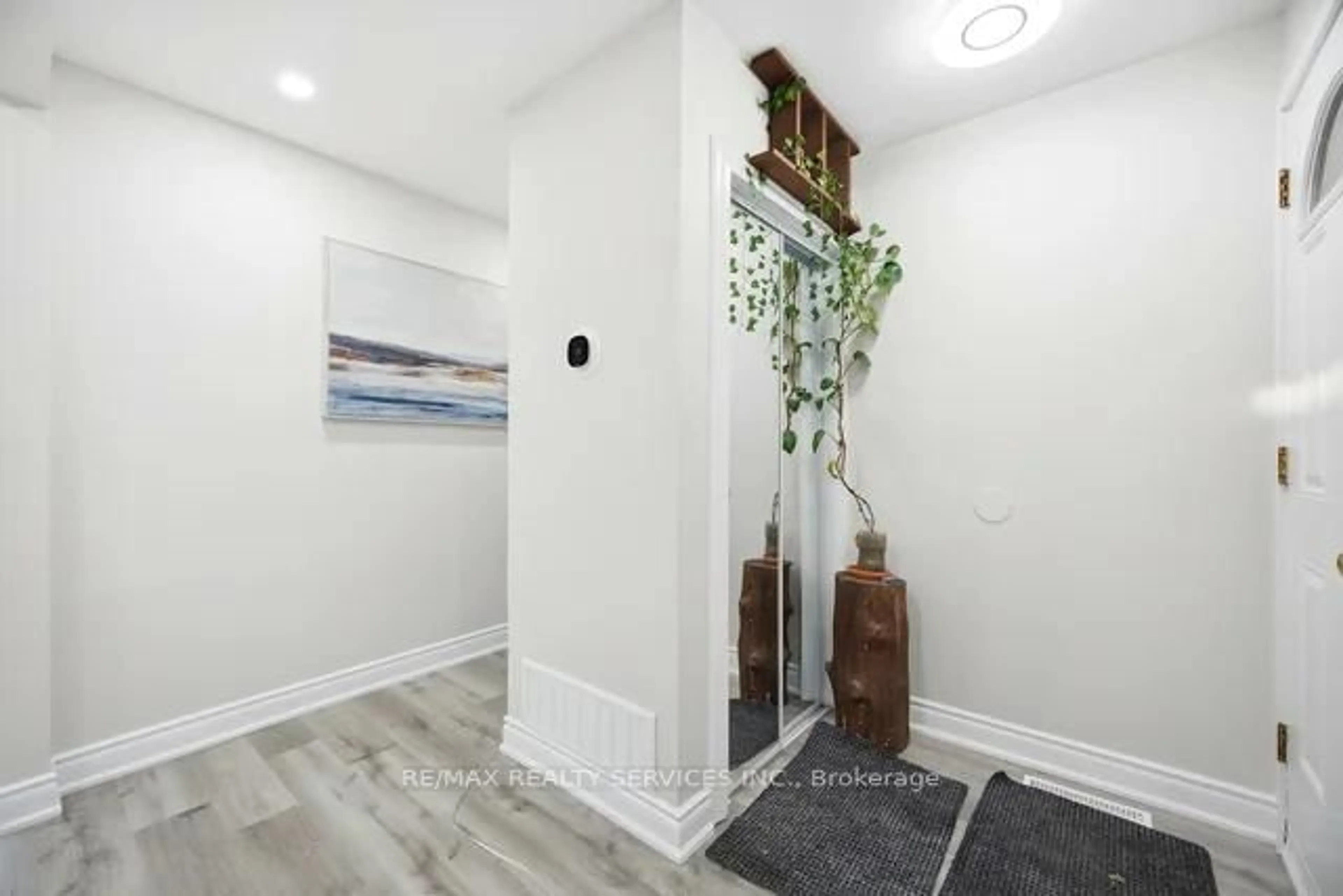 Indoor entryway for 15 Langwith Crt, Brampton Ontario L6Y 1Z9