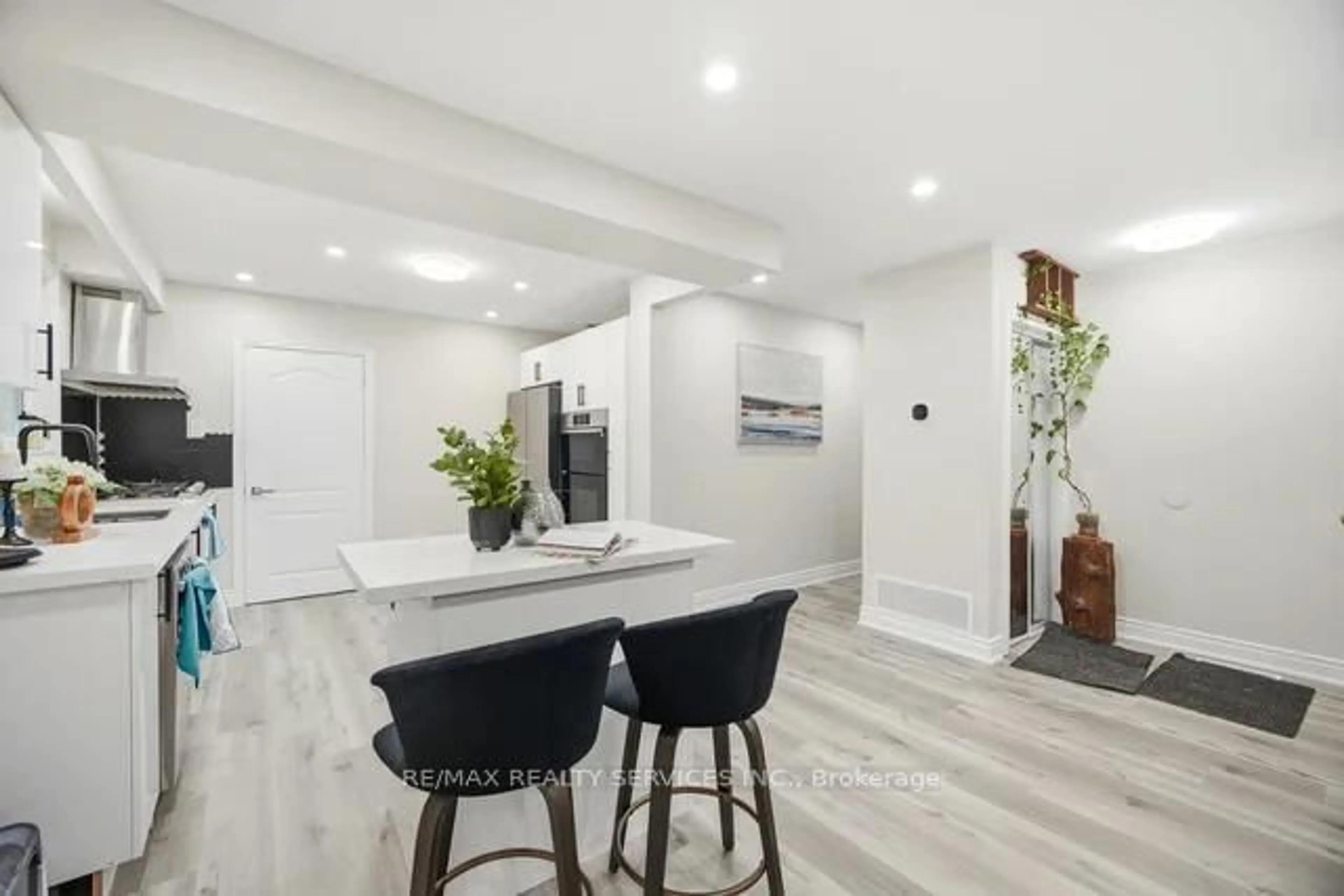 Contemporary kitchen, ceramic/tile floor for 15 Langwith Crt, Brampton Ontario L6Y 1Z9