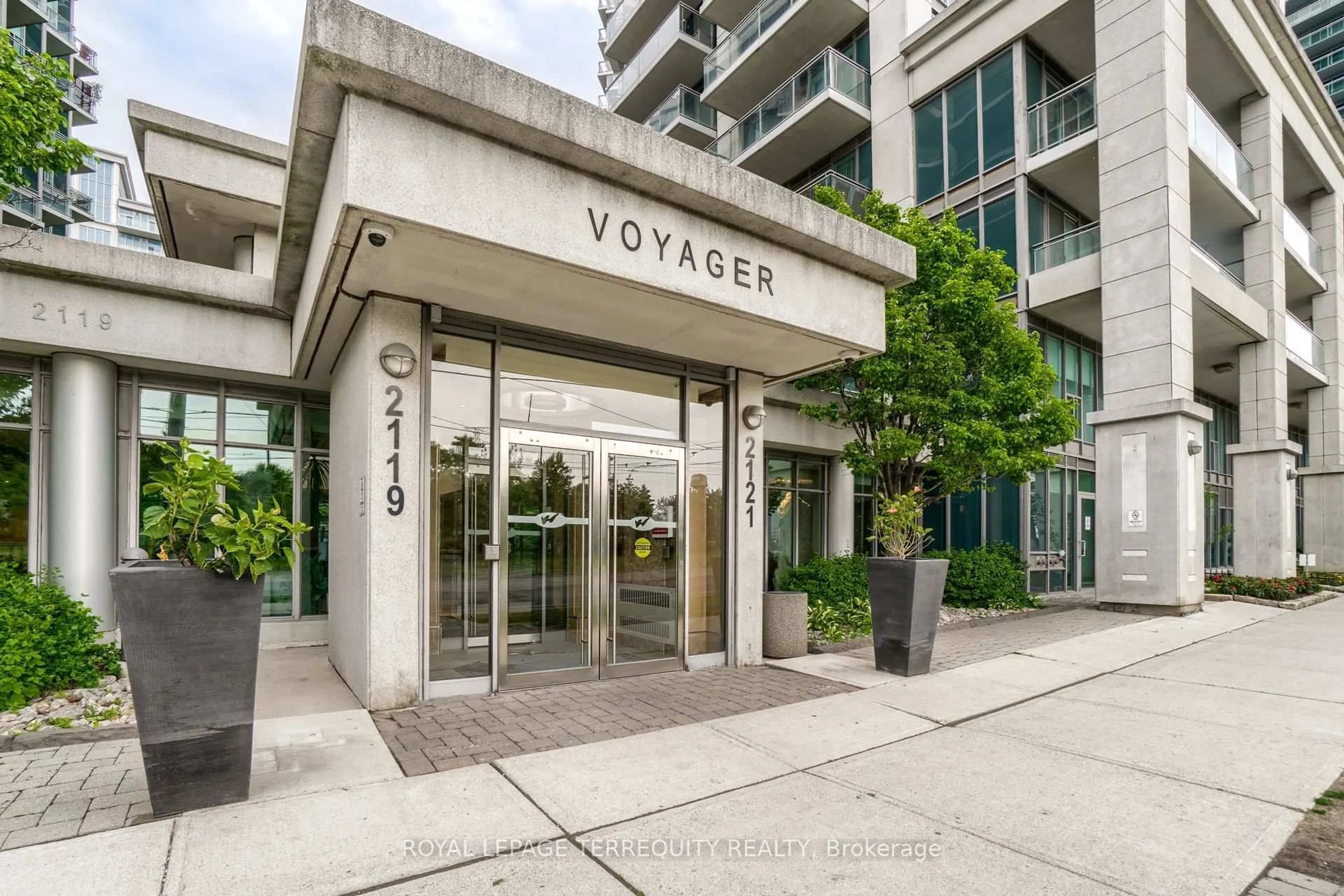 Indoor foyer for 2121 Lake Shore Blvd #506, Toronto Ontario M8V 4E9