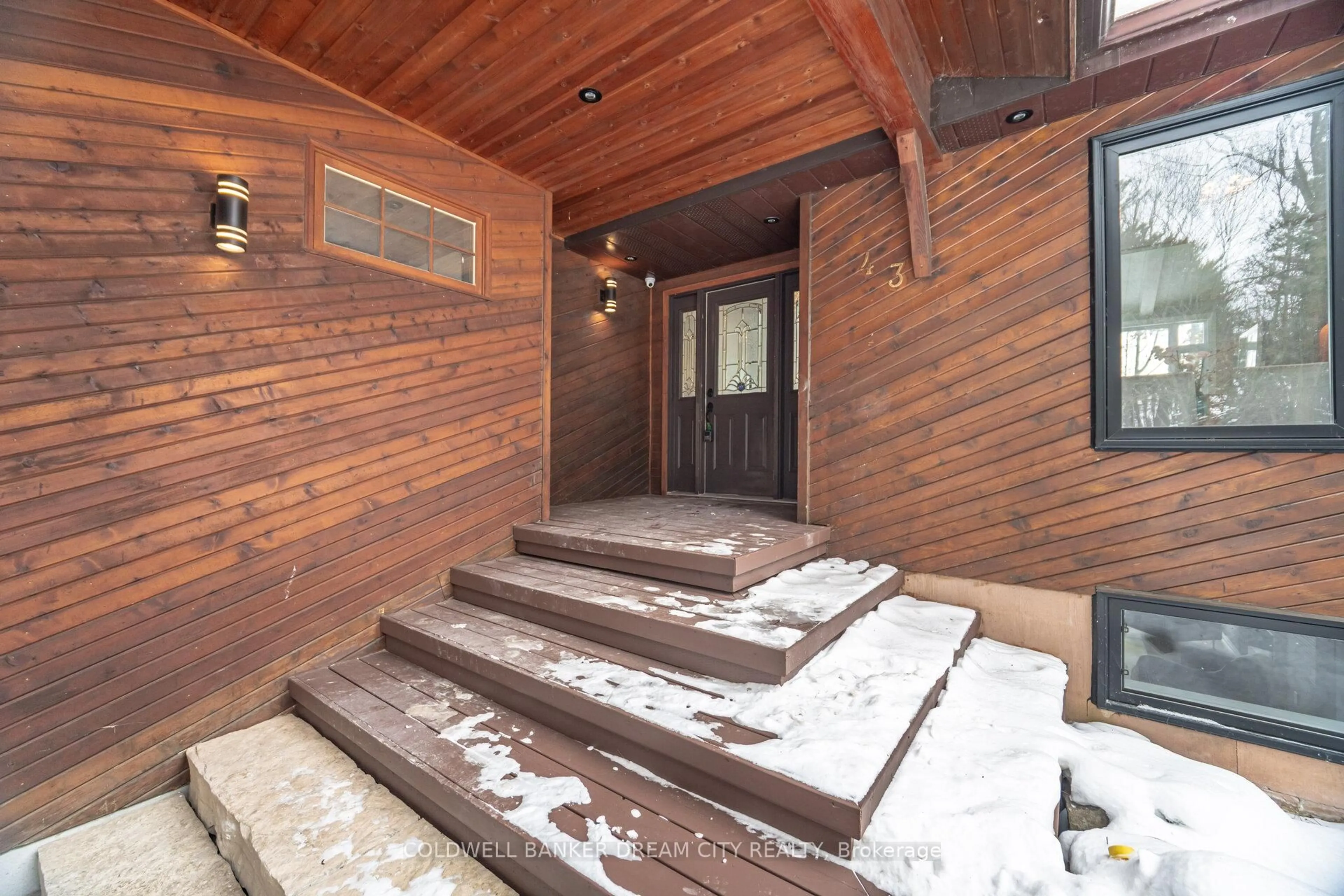 Indoor foyer for 43 Olivers Lane, Caledon Ontario L7C 1G5