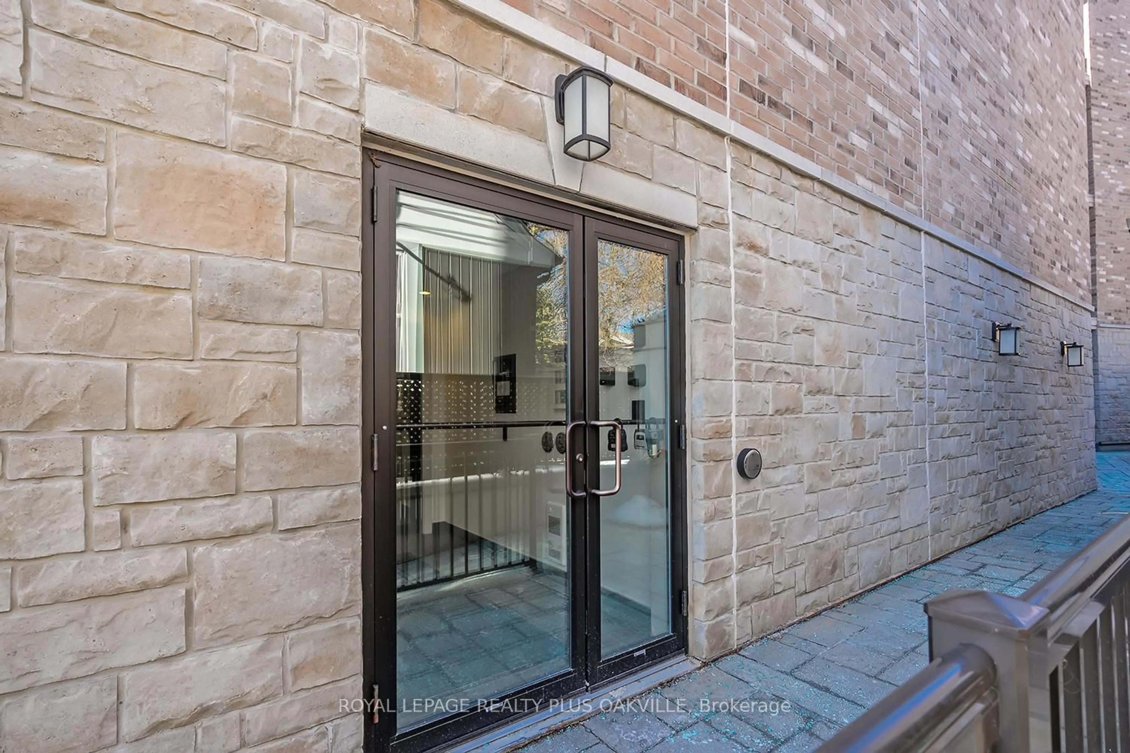 Indoor entryway for 73 Washington Ave #401, Oakville Ontario L6K 1W5