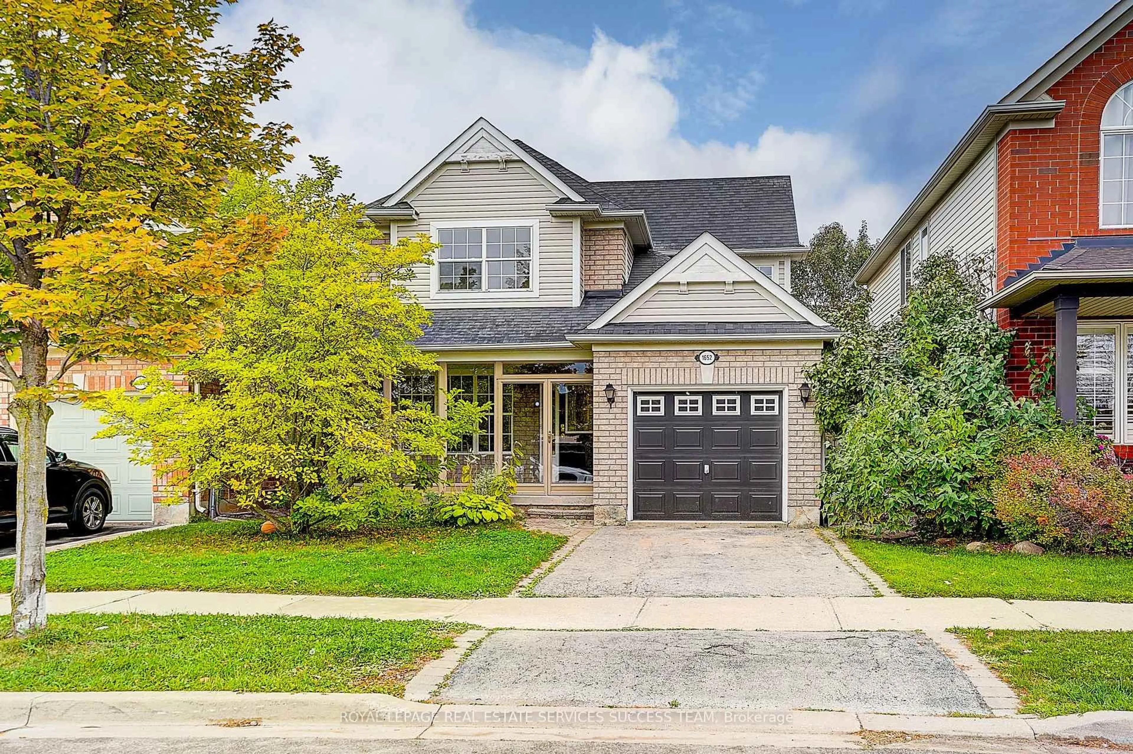 Home with vinyl exterior material, street for 1652 Beaty Tr, Milton Ontario L9T 5Z7