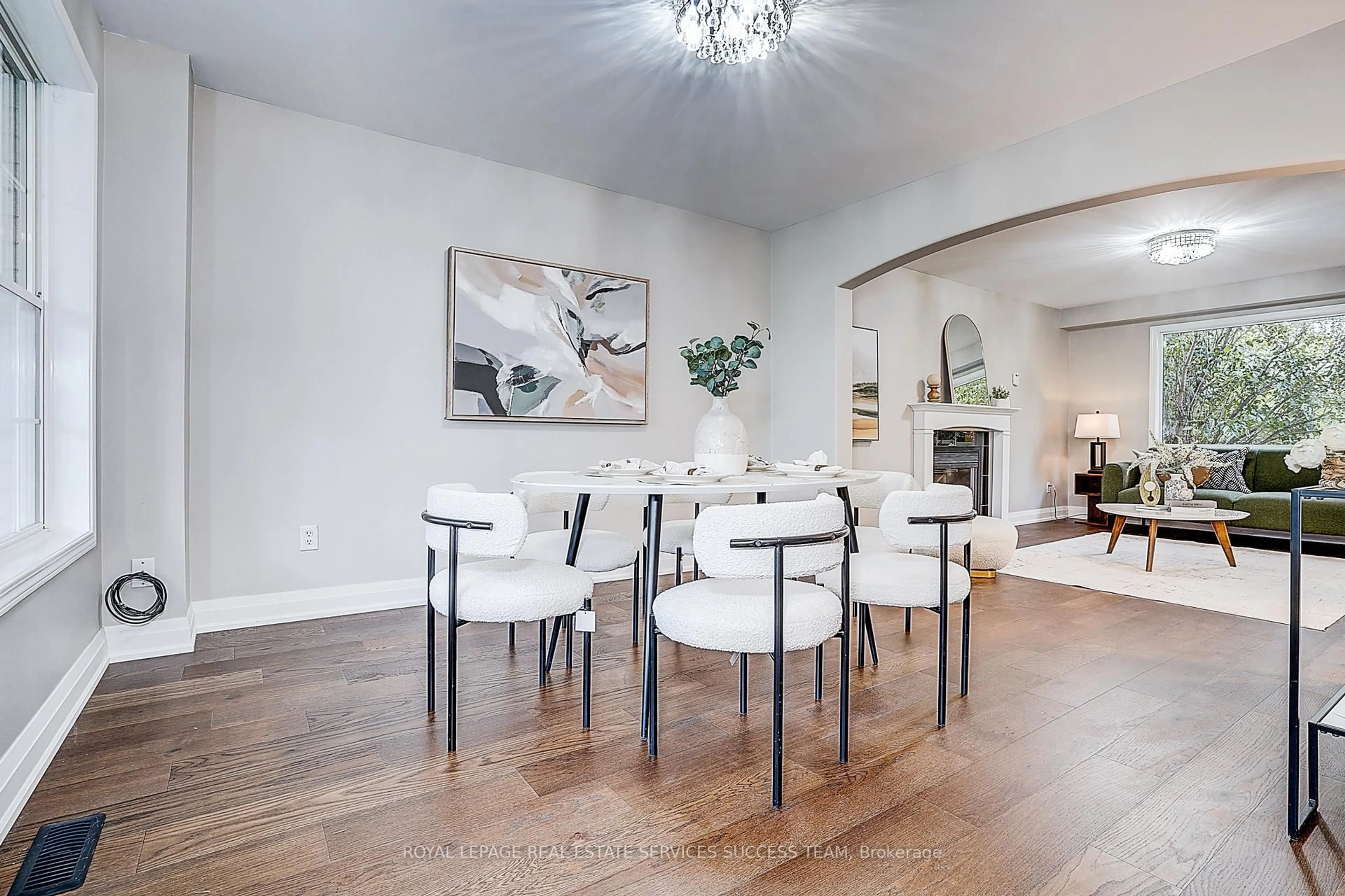 Dining room, wood/laminate floor for 1652 Beaty Tr, Milton Ontario L9T 5Z7