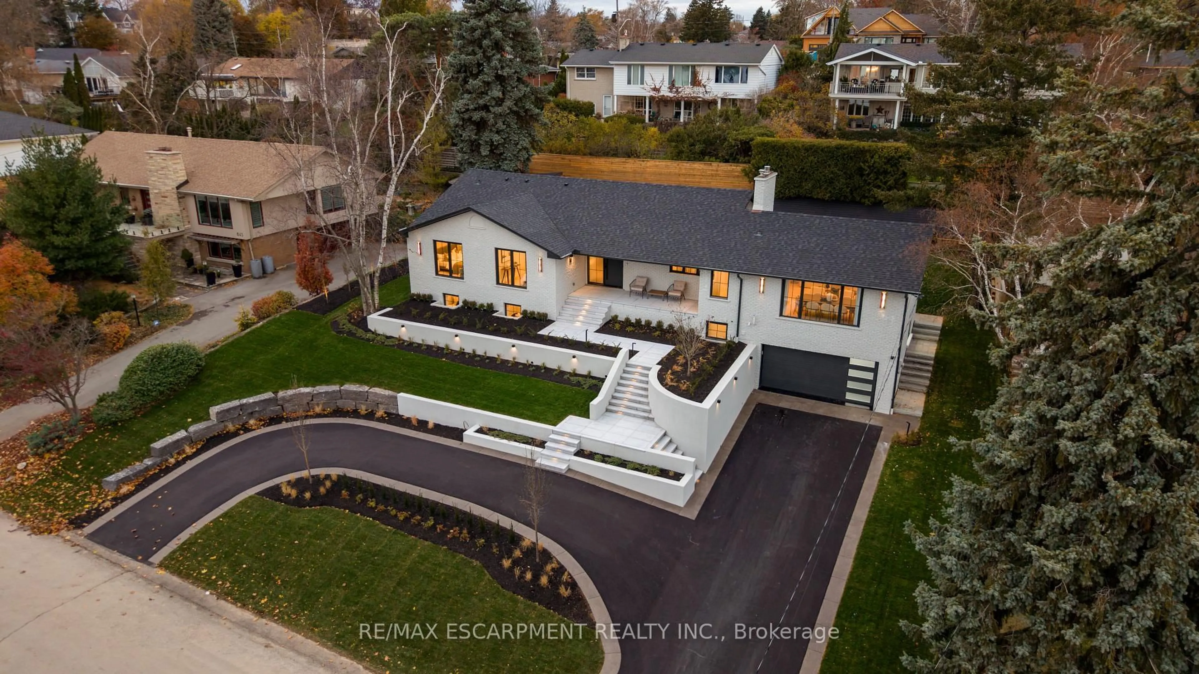 A pic from outside/outdoor area/front of a property/back of a property/a pic from drone, street for 841 Danforth Pl, Burlington Ontario L7T 1S1