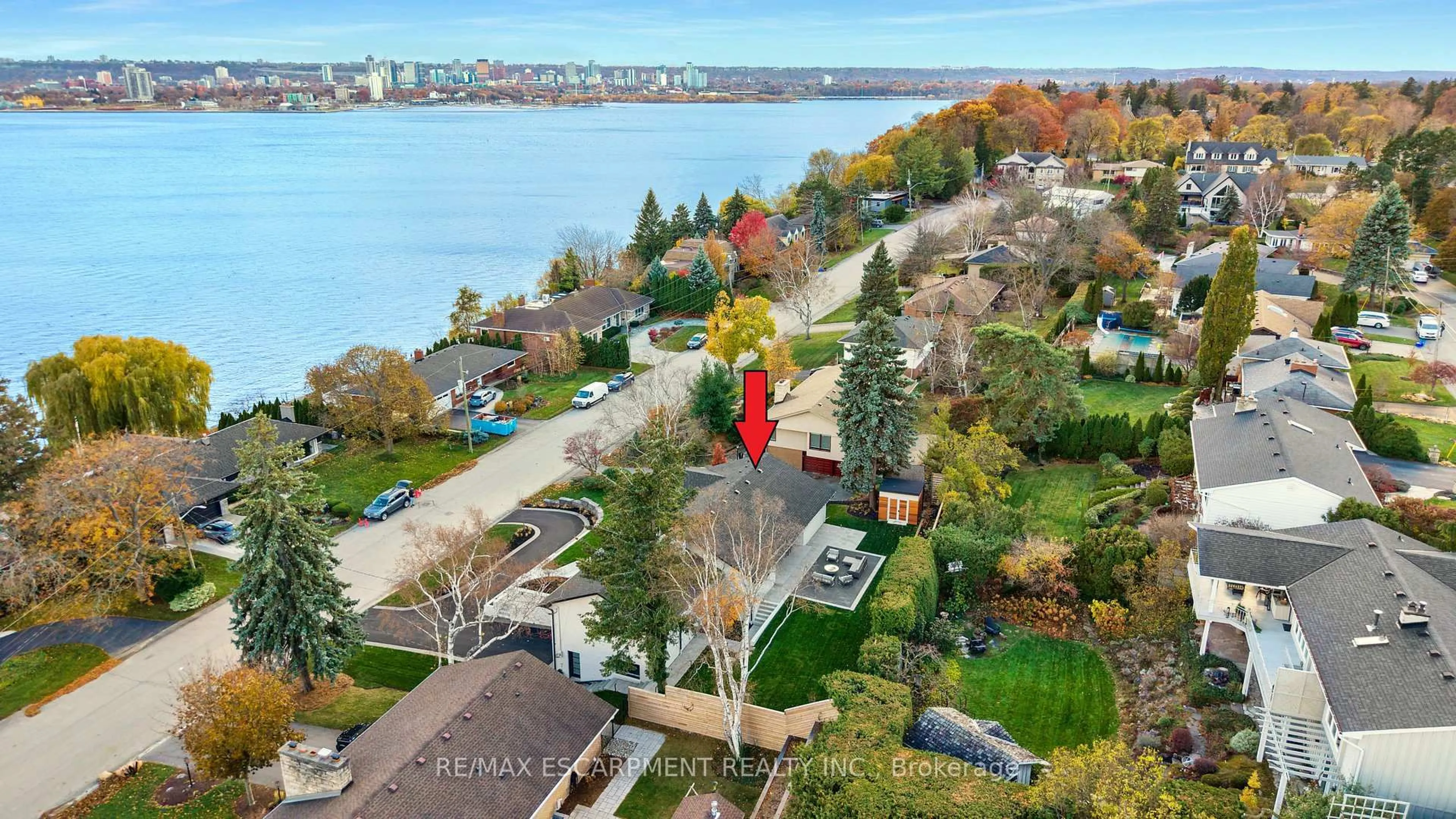 A pic from outside/outdoor area/front of a property/back of a property/a pic from drone, water/lake/river/ocean view for 841 Danforth Pl, Burlington Ontario L7T 1S1