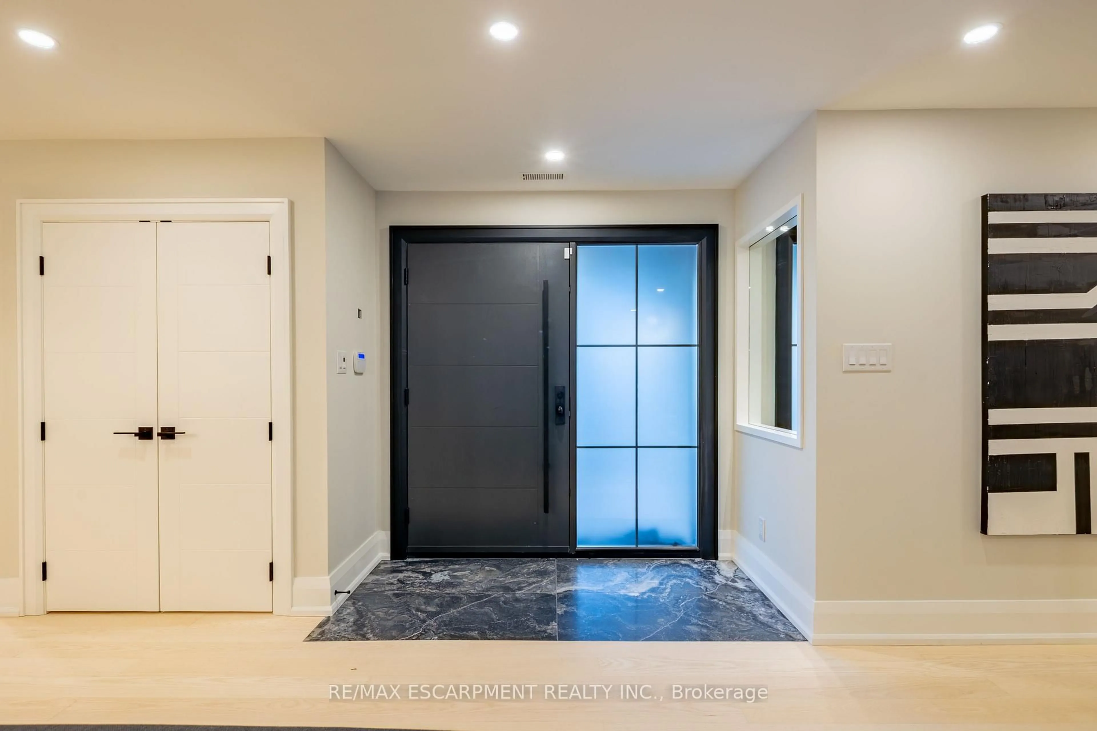 Indoor entryway for 841 Danforth Pl, Burlington Ontario L7T 1S1