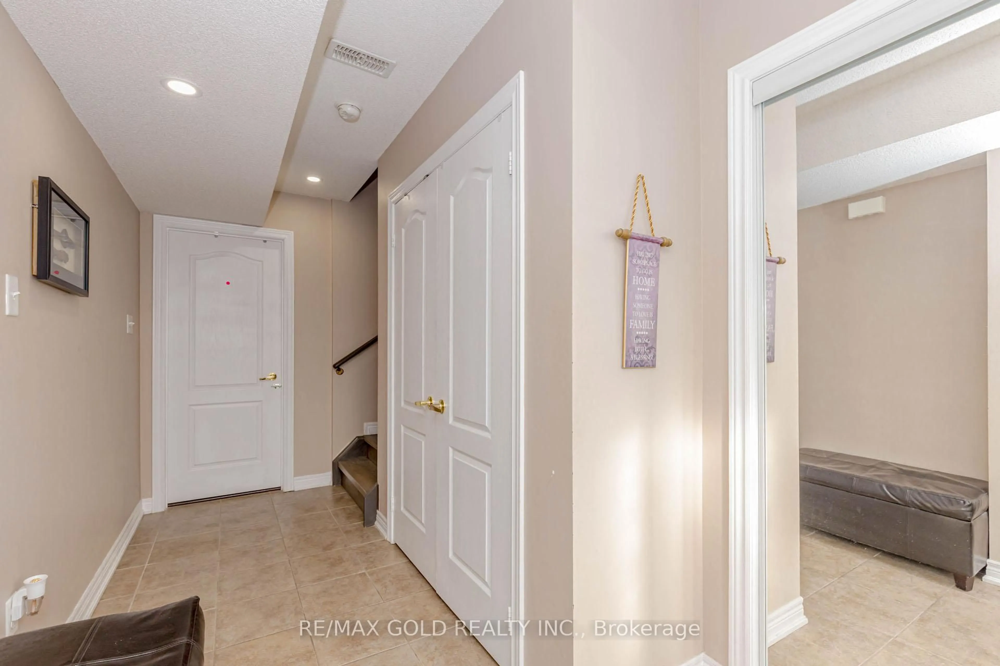 Indoor entryway for 6 October Pl, Brampton Ontario L6Y 0R6