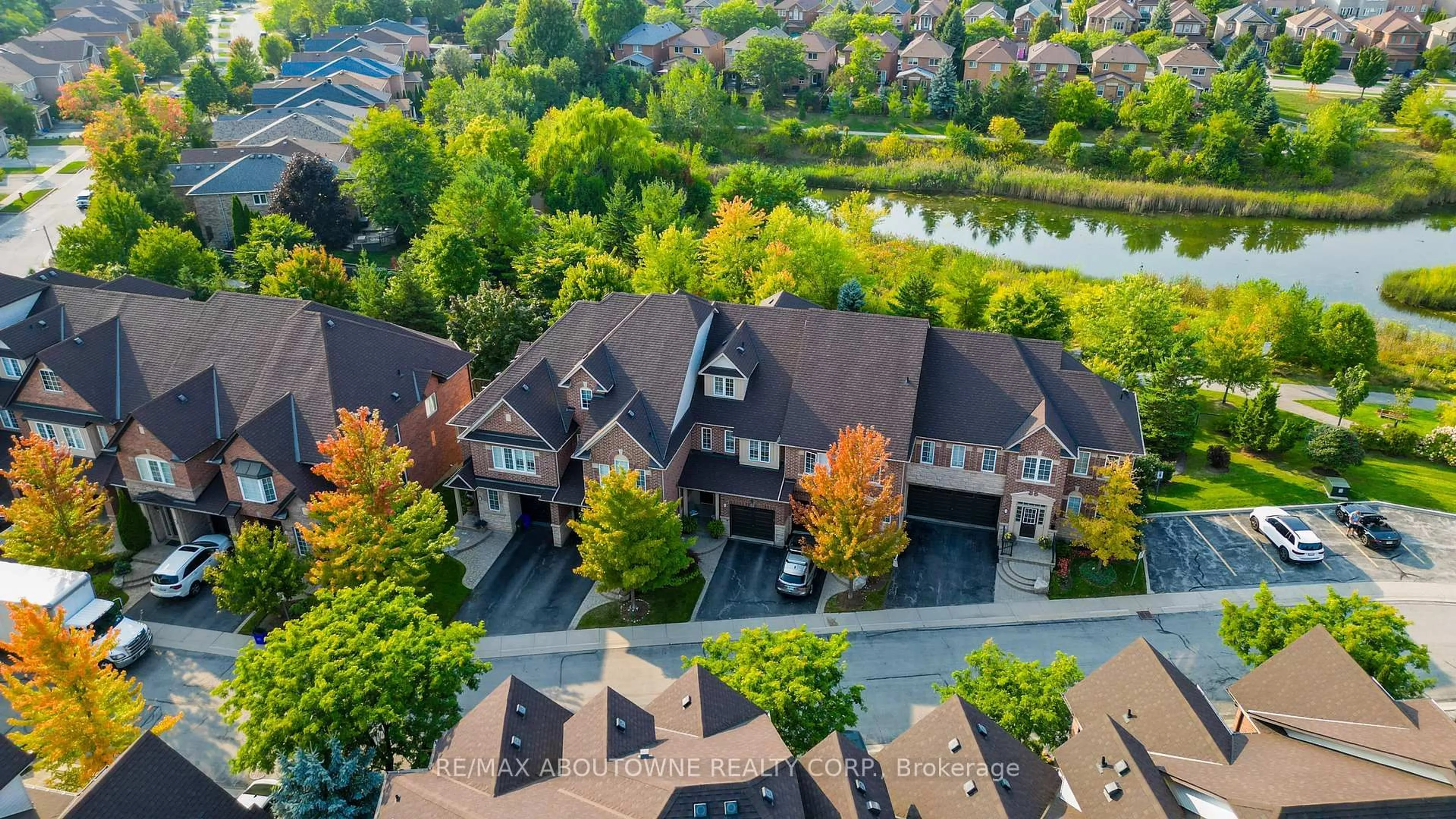 A pic from outside/outdoor area/front of a property/back of a property/a pic from drone, city buildings view from balcony for 300 Ravineview Way #34, Oakville Ontario L6H 7J1