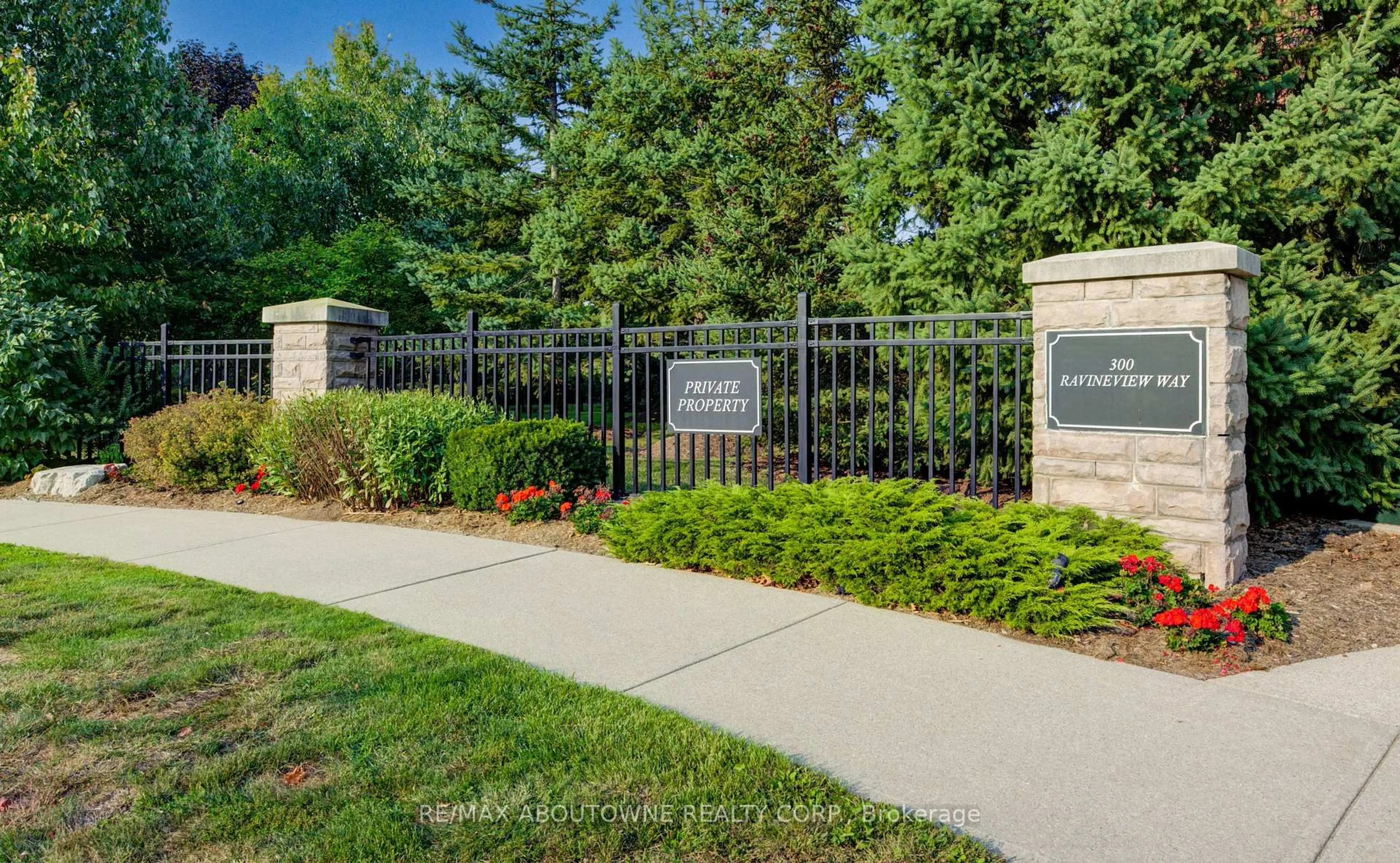 Indoor entryway for 300 Ravineview Way #34, Oakville Ontario L6H 7J1