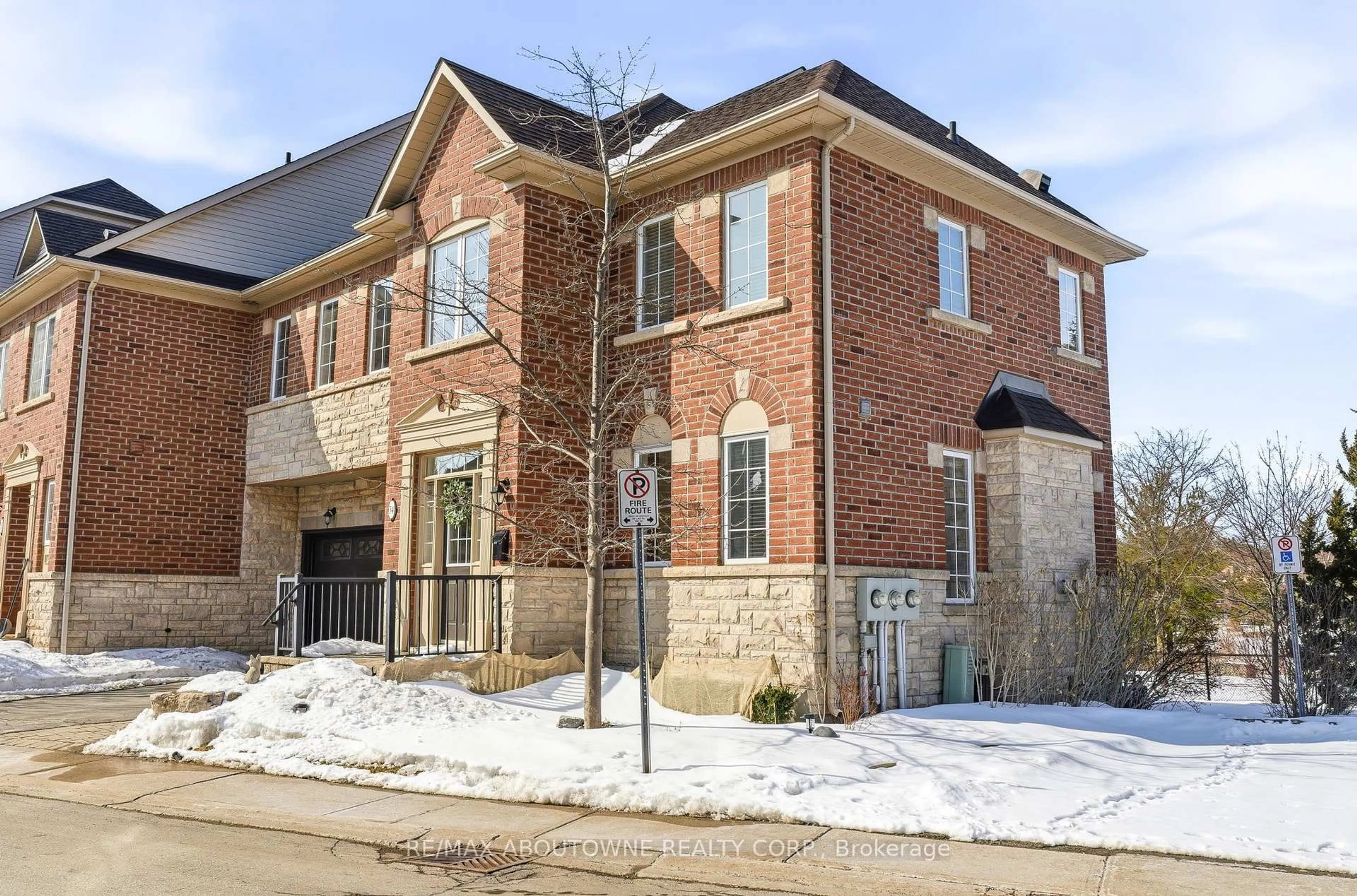 Home with brick exterior material, street for 300 Ravineview Way #34, Oakville Ontario L6H 7J1