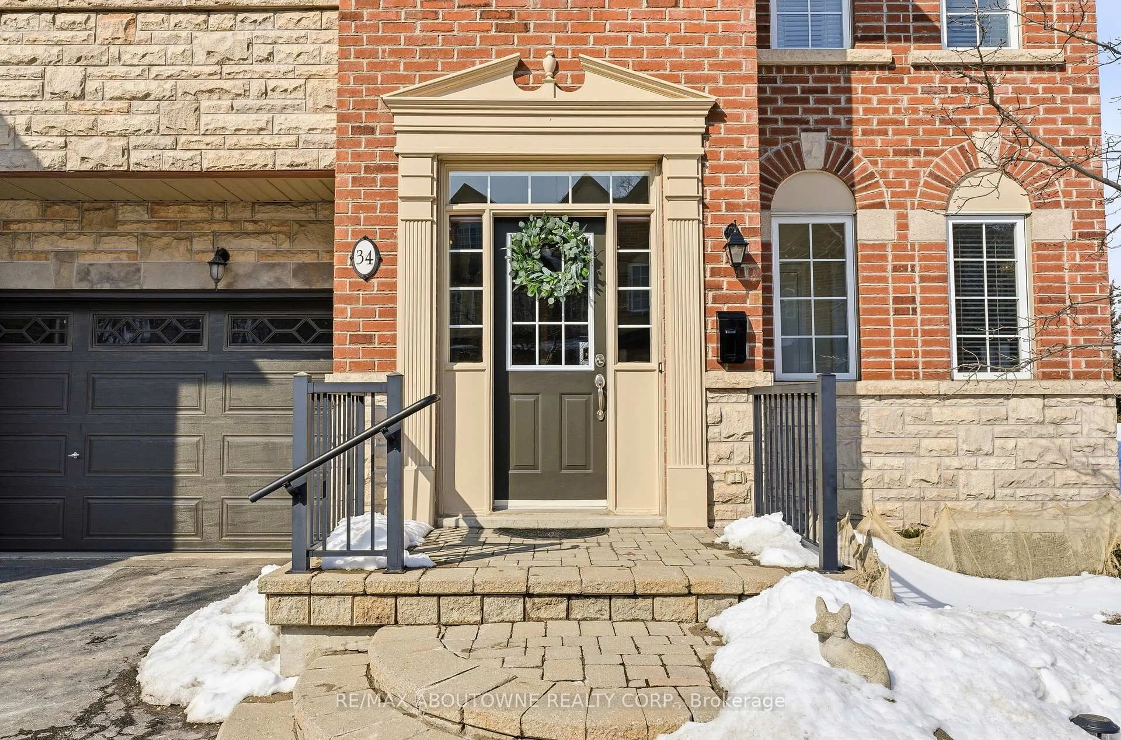 Indoor entryway for 300 Ravineview Way #34, Oakville Ontario L6H 7J1