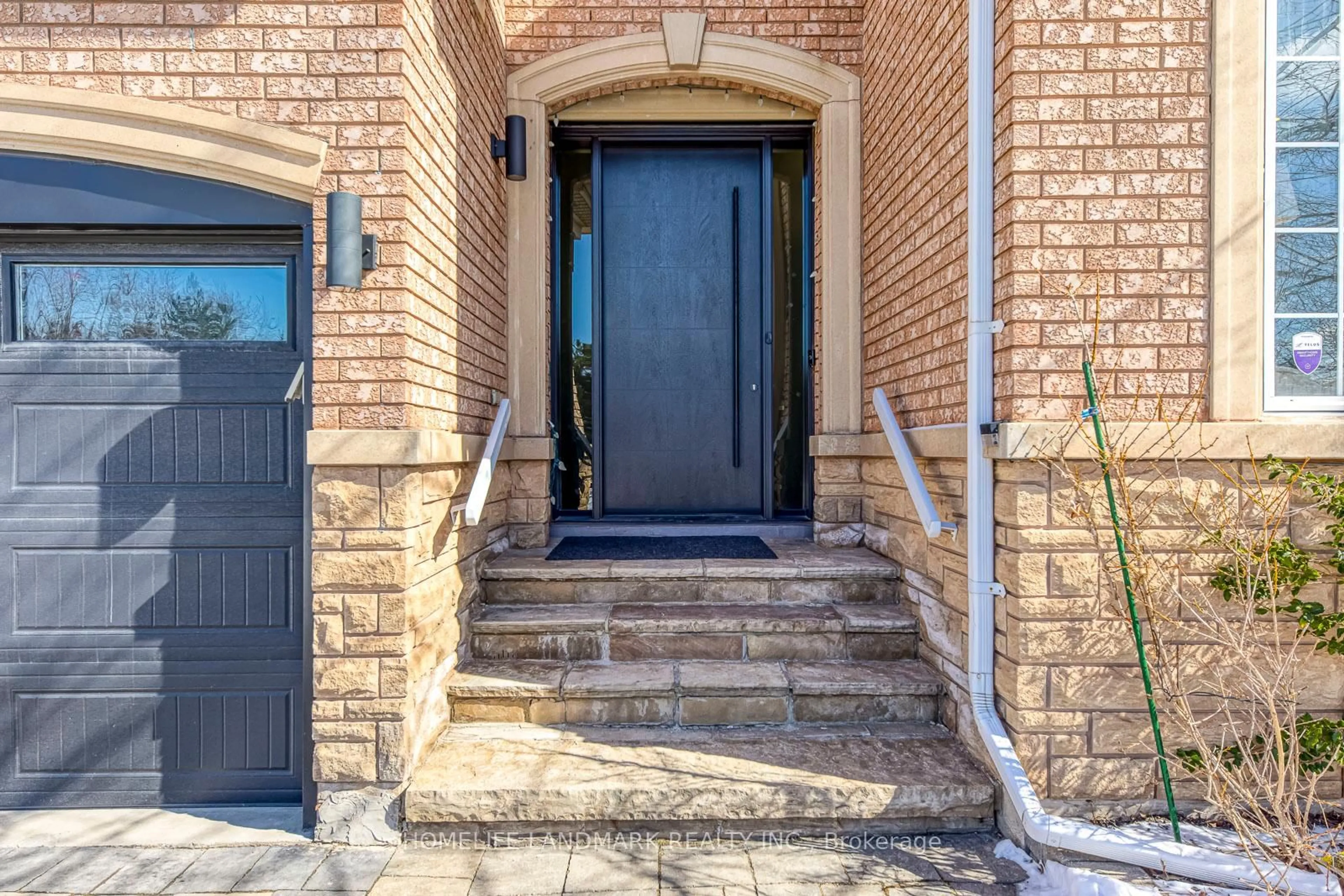 Indoor entryway for 1516 Pinery Cres, Oakville Ontario L6H 7J9