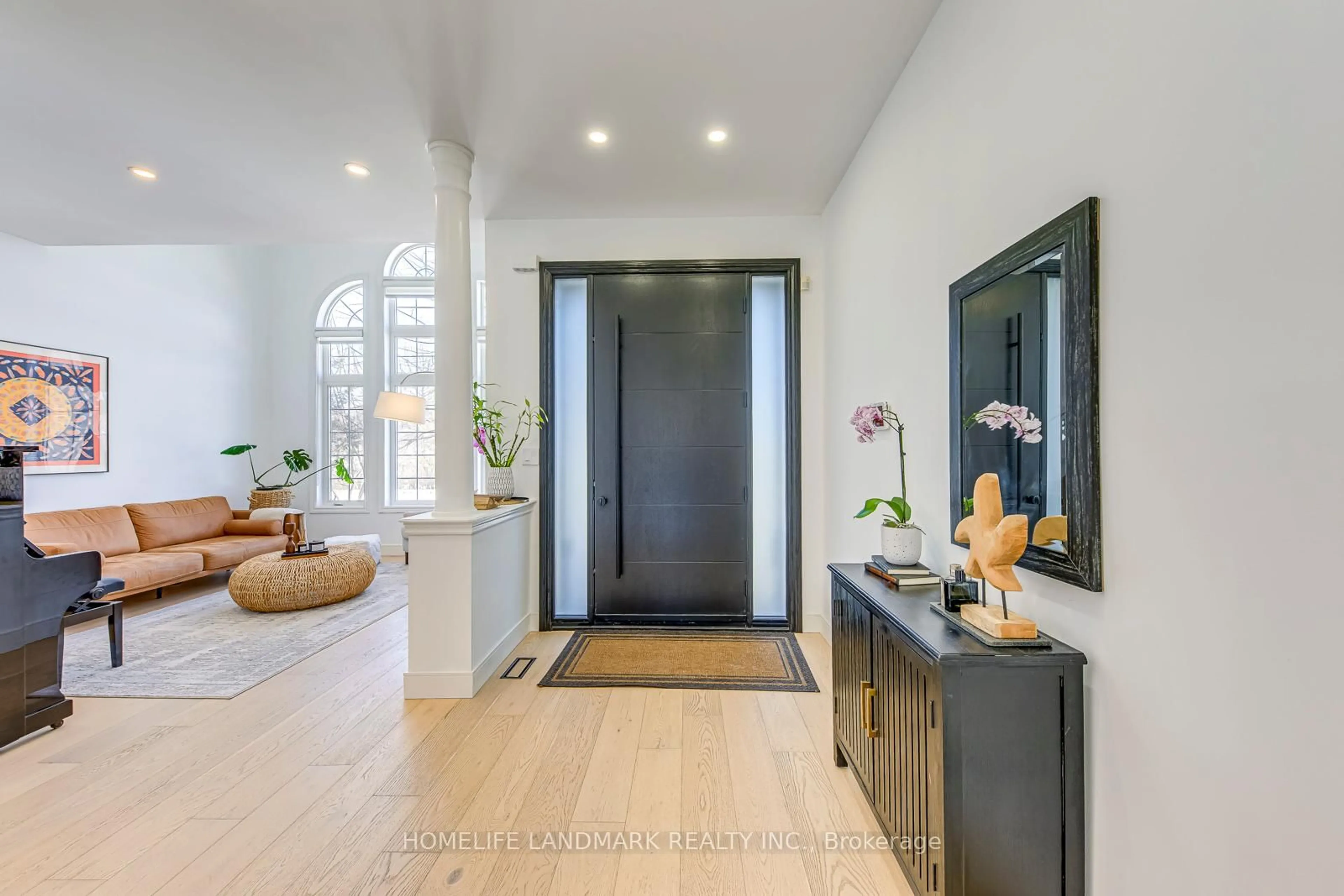 Indoor entryway for 1516 Pinery Cres, Oakville Ontario L6H 7J9