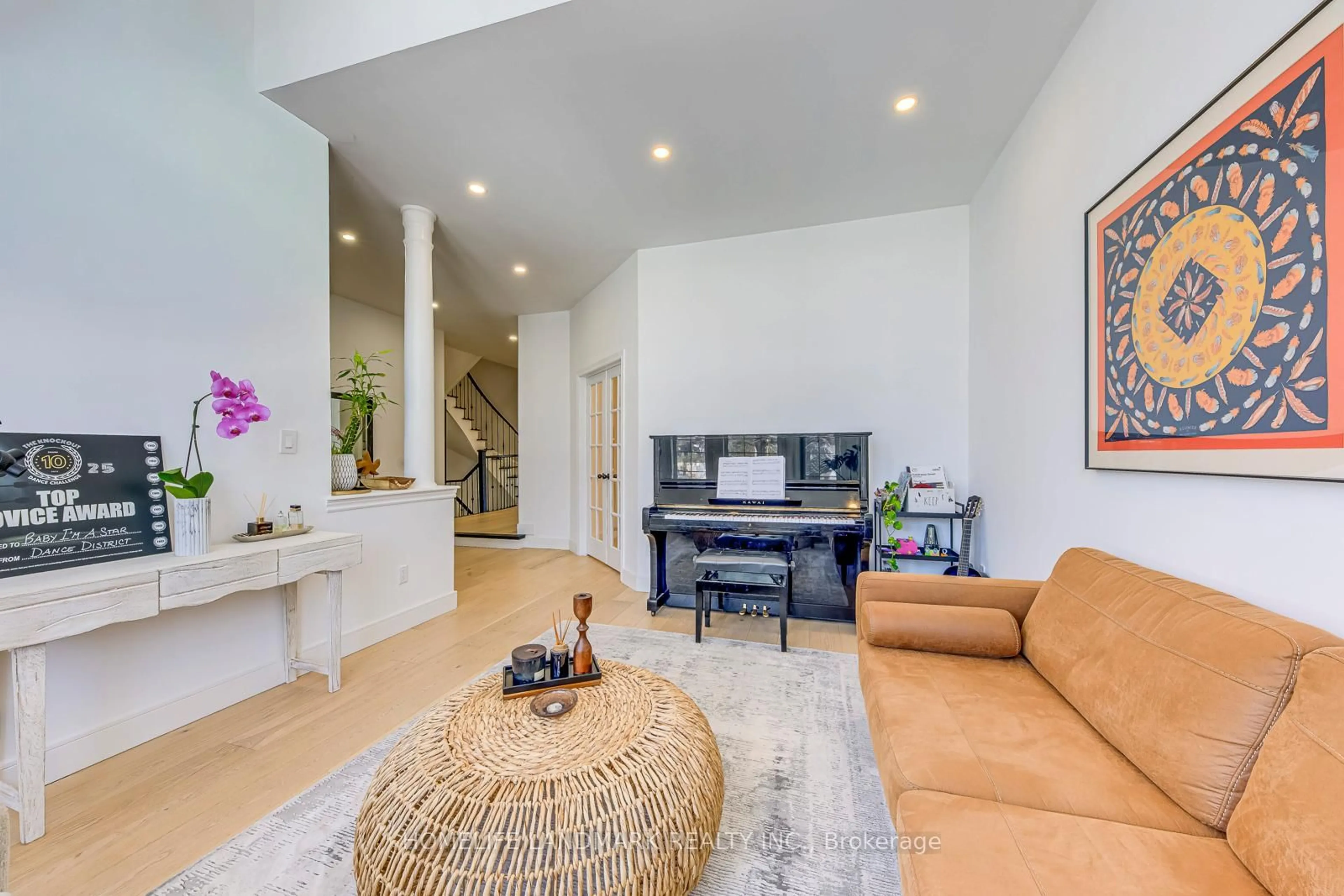 Living room with furniture, unknown for 1516 Pinery Cres, Oakville Ontario L6H 7J9