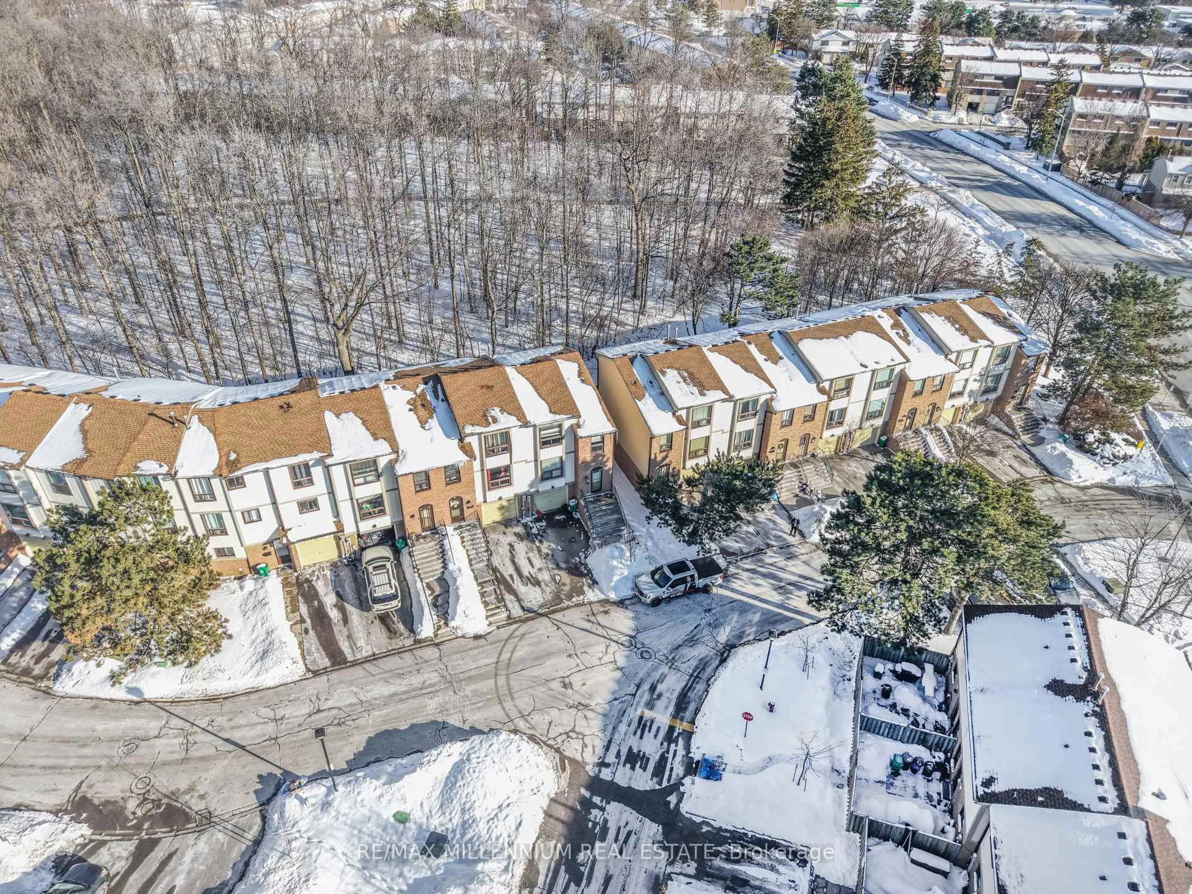 A pic from outside/outdoor area/front of a property/back of a property/a pic from drone, city buildings view from balcony for 7 Mcmullen Cres, Brampton Ontario L6S 3M2