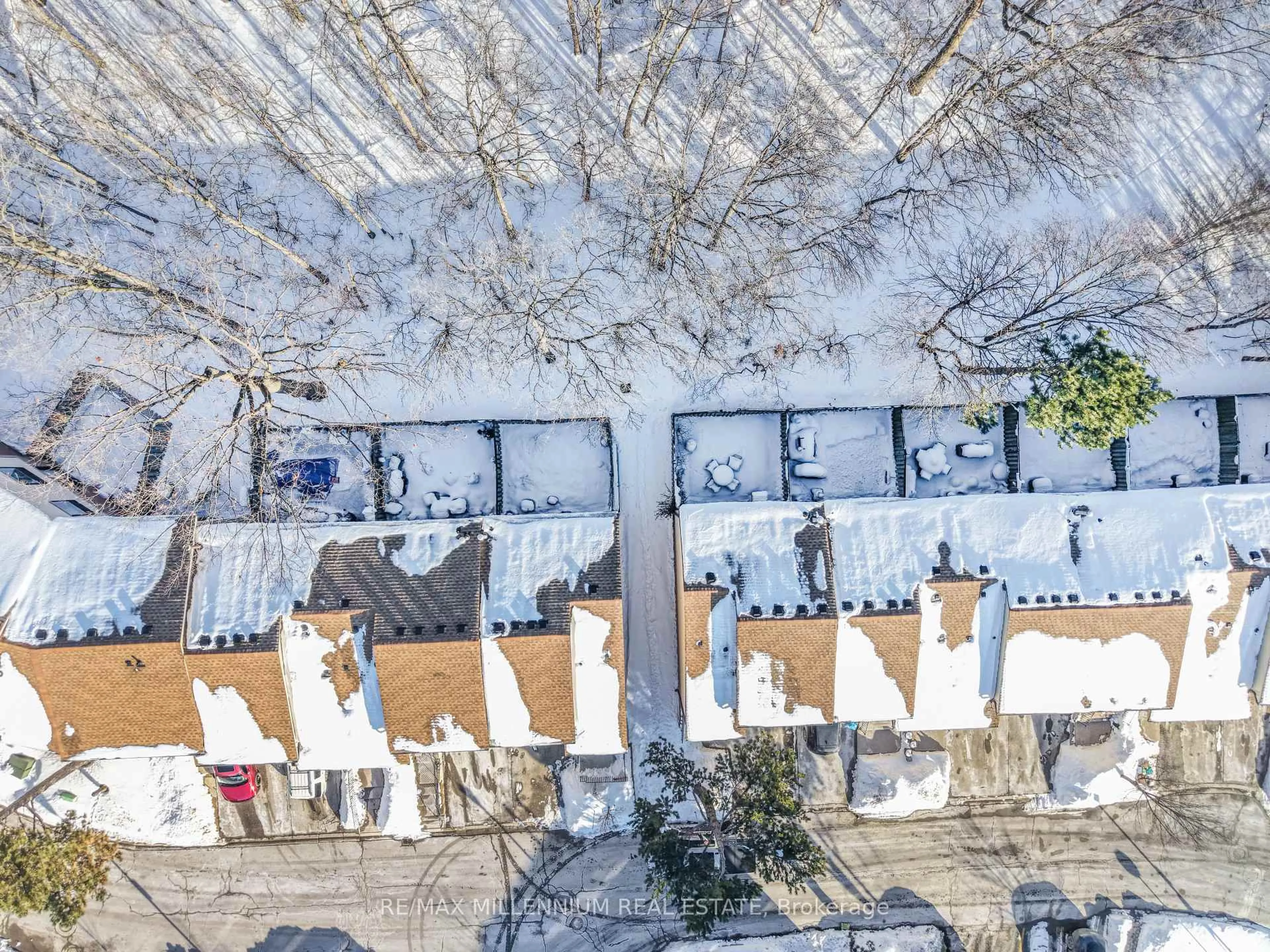 A pic from outside/outdoor area/front of a property/back of a property/a pic from drone, city buildings view from balcony for 7 Mcmullen Cres, Brampton Ontario L6S 3M2